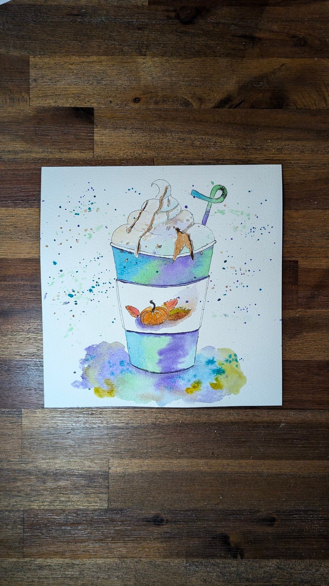 Aquarelle, gobelet en carton tricolore ( bleu, vert, violet) décor citrouille et feuilles d'automne. Crème Chantilly avec caramel coulant. Une paille dans le gobelet.