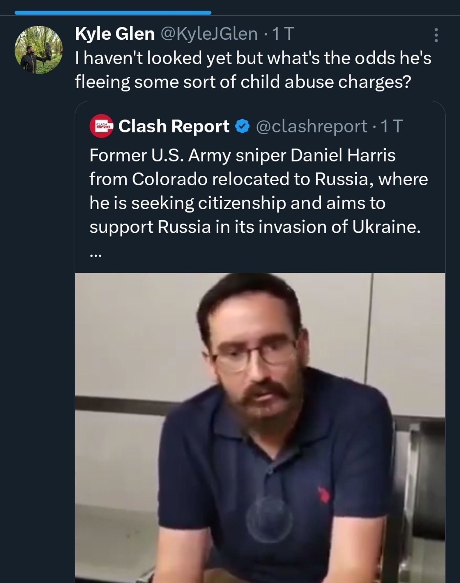 Tweet über den US Sniper Daniel Harris, der sich nach Russland abgesetzt hat und dort gegen die Ukraine kämpfen möchte. Der Tweetersteller sagt, er hätte noch nicht nachgeschaut, würde aber sagen, dass die Chancen sehr gut stehen, dass gegen Harris Vorwürfe des Kindesmissbrauchs vorliegen...