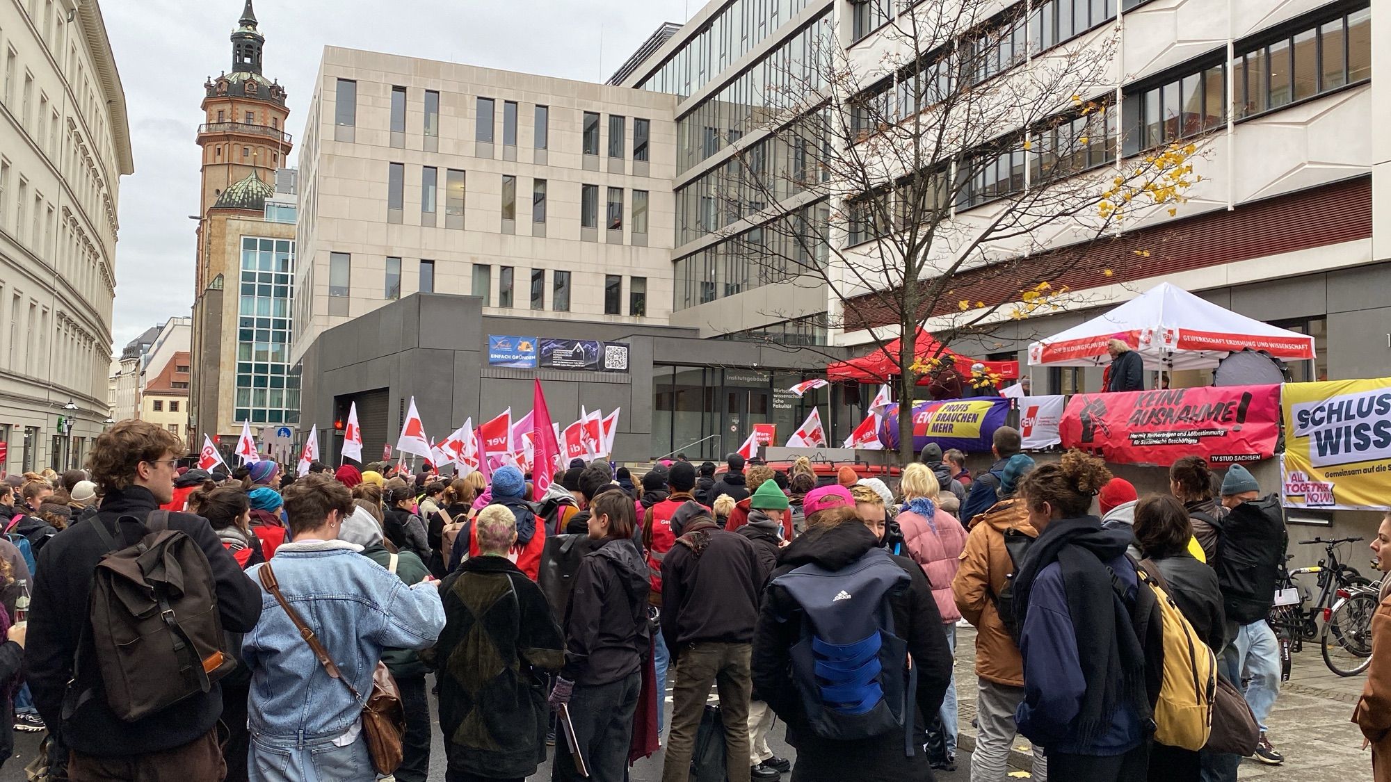 Foto von der Streik Demo vor dem Seminargebäude der Jusos Leipzig