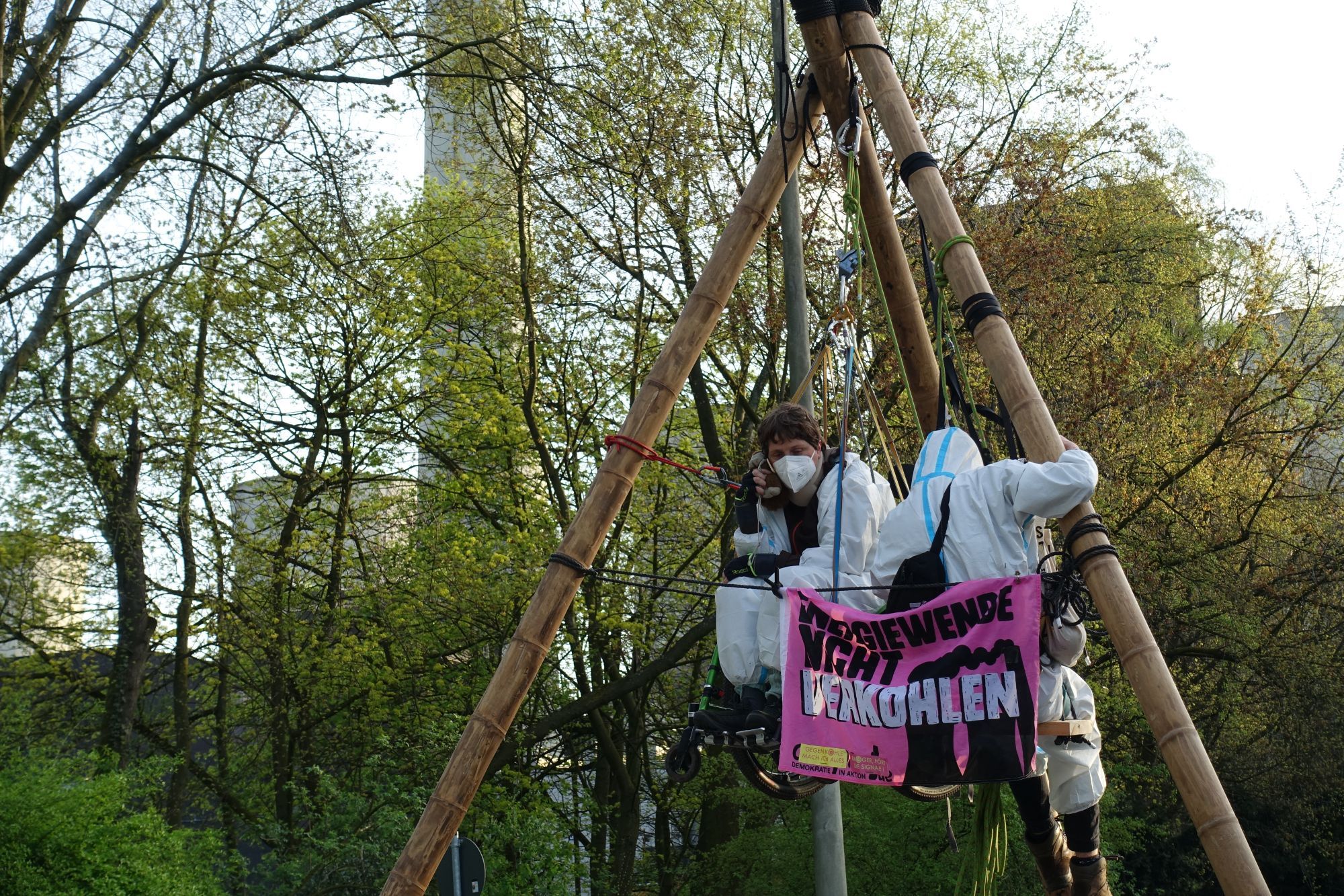 nahaufnahme 2 Menschen im tripod und Fahne energiewende nicht verkohlen