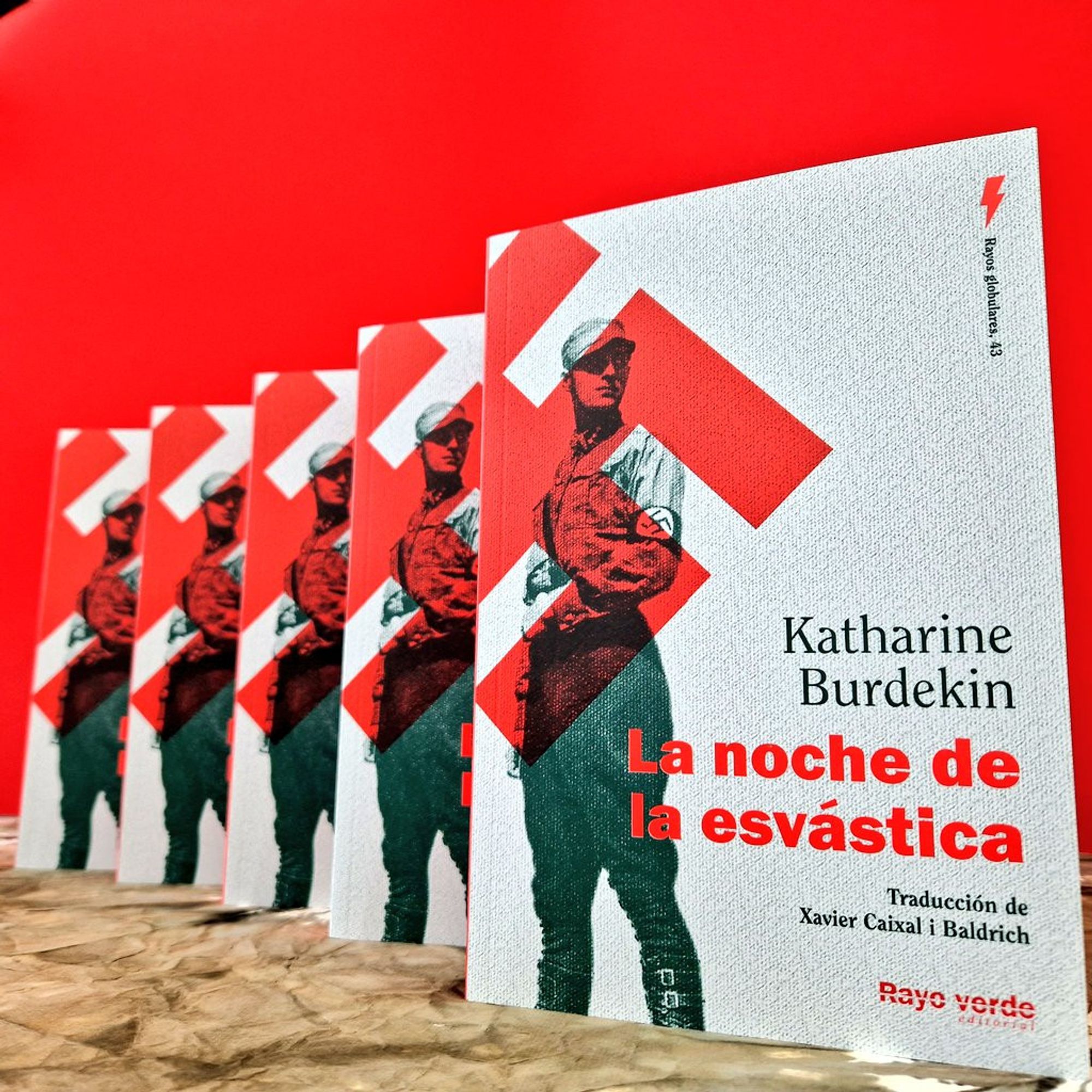 La imagen promocional que ha subido la editorial a redes: varios ejemplares del libro, puestos de pie, uno tras otro. En la cubierta hay un soldado nazi en blanco y negro, con parte de una esvástica por encima de él, de manera que en la foto lo que aparece es una fila de soldados, uno tras otro, mirando hacia el mismo lado.