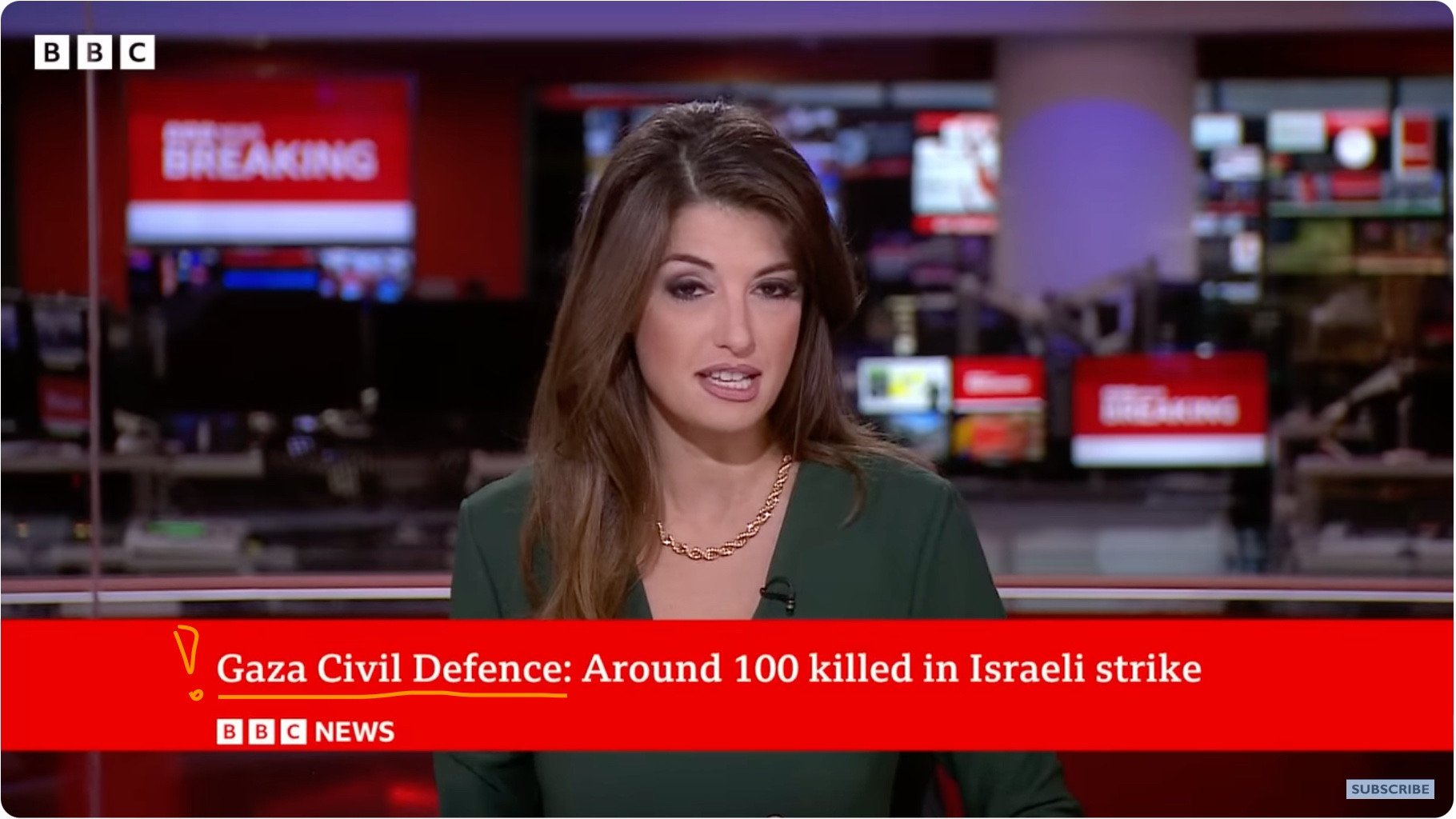 BBC Nachrichtensprecherin. Im eingeblendeten Schriftband steht "Gaza Civil Defence: Around 100 killed in Israeli strike"