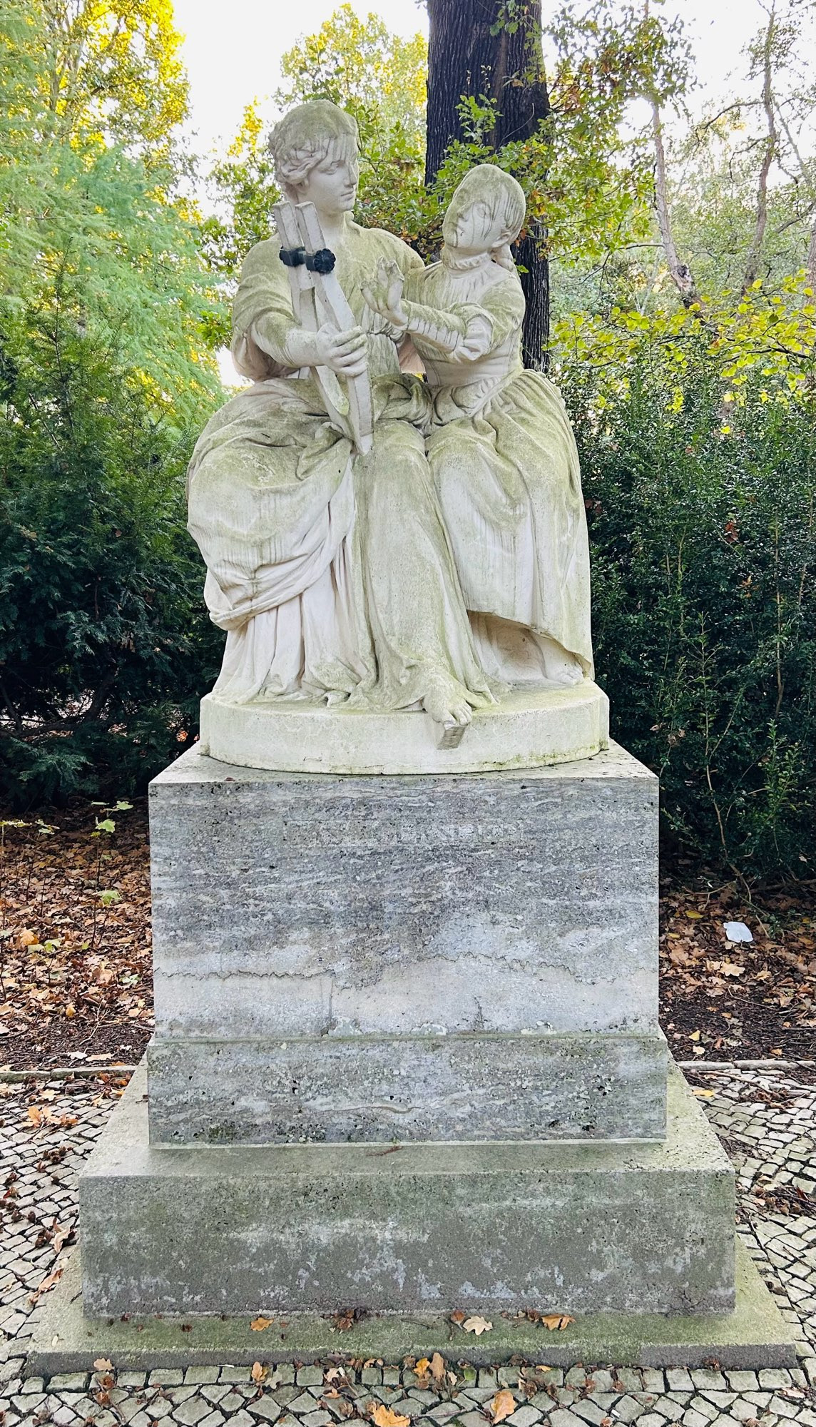 Foto: eine Statue mit zwei Frauen, die eine Laute halten