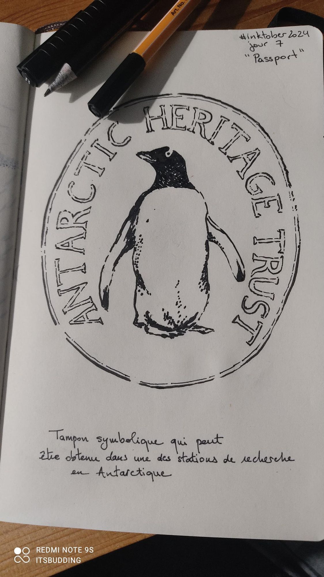 Reproduction du tampon d'Antarctique : antartic heritage trust, avec un manchot au centre