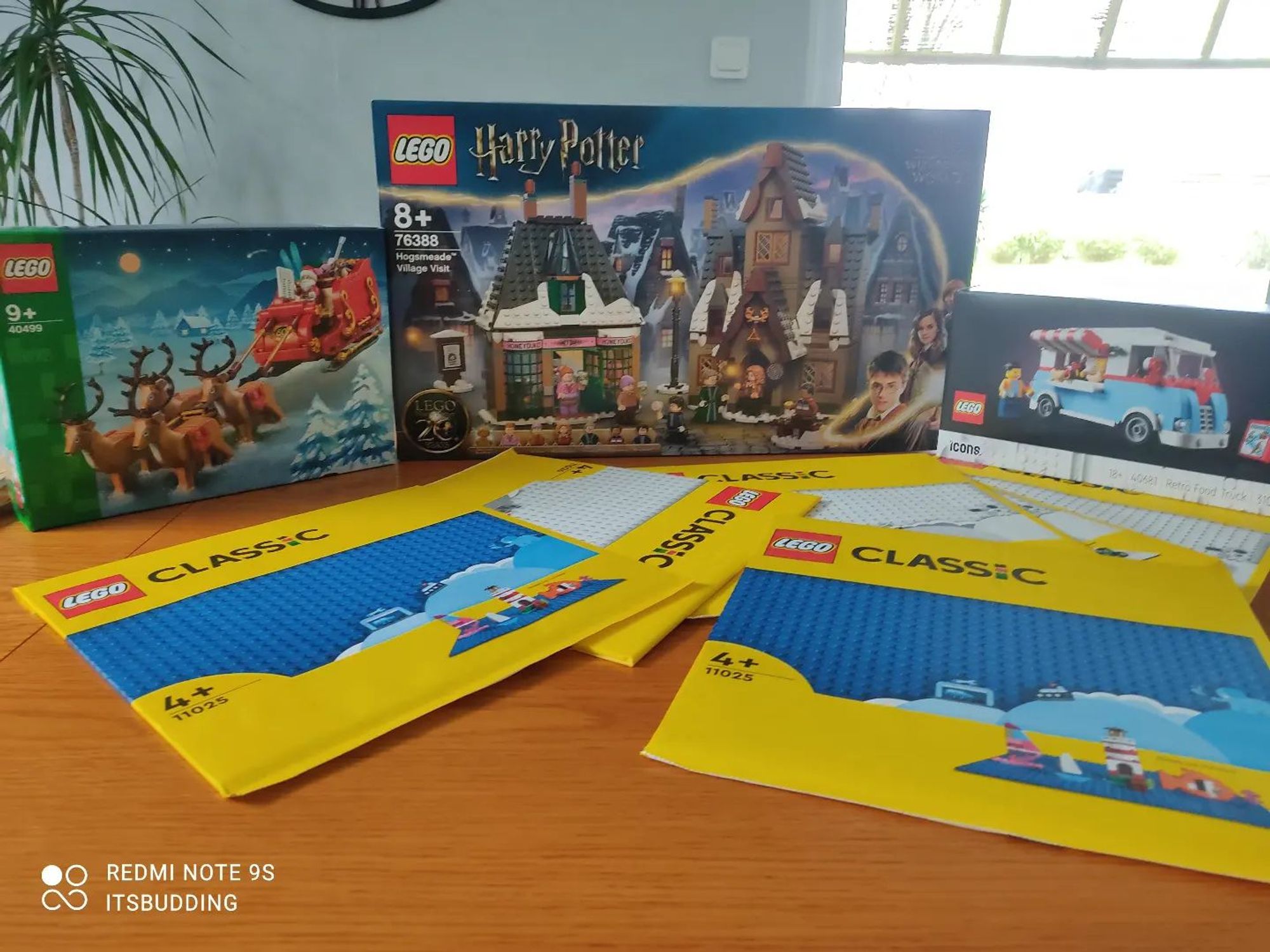 boites LEGO : traineau du père noël, visite du village de pré aux lards d'Harry Potter, food truck rétro et plaques bleu et blanches