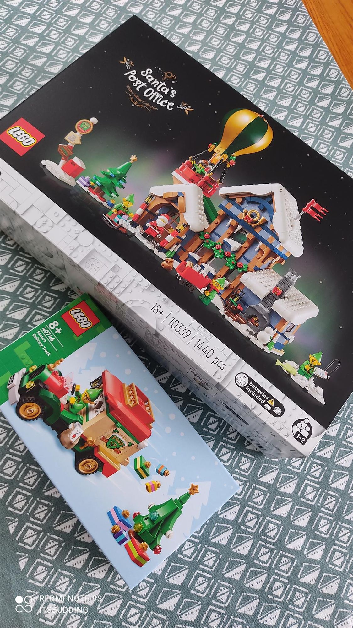 Boîtes Lego : bureau de poste du Père Noël et camion de livraison