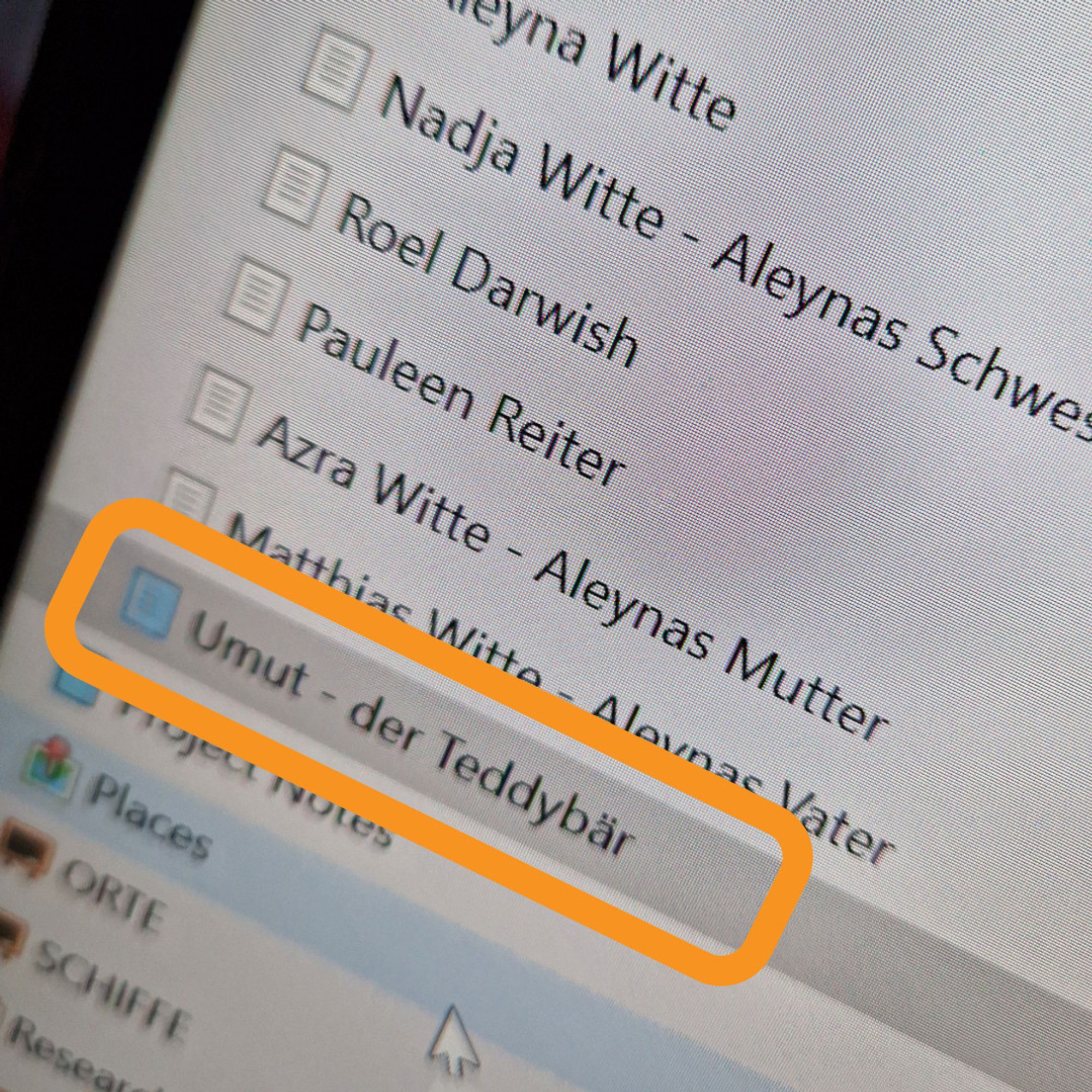 Ein Screenshot der Charakterdatenbank mit einer orangen Markierung um den Eintrag "Umut - der Teddybär".