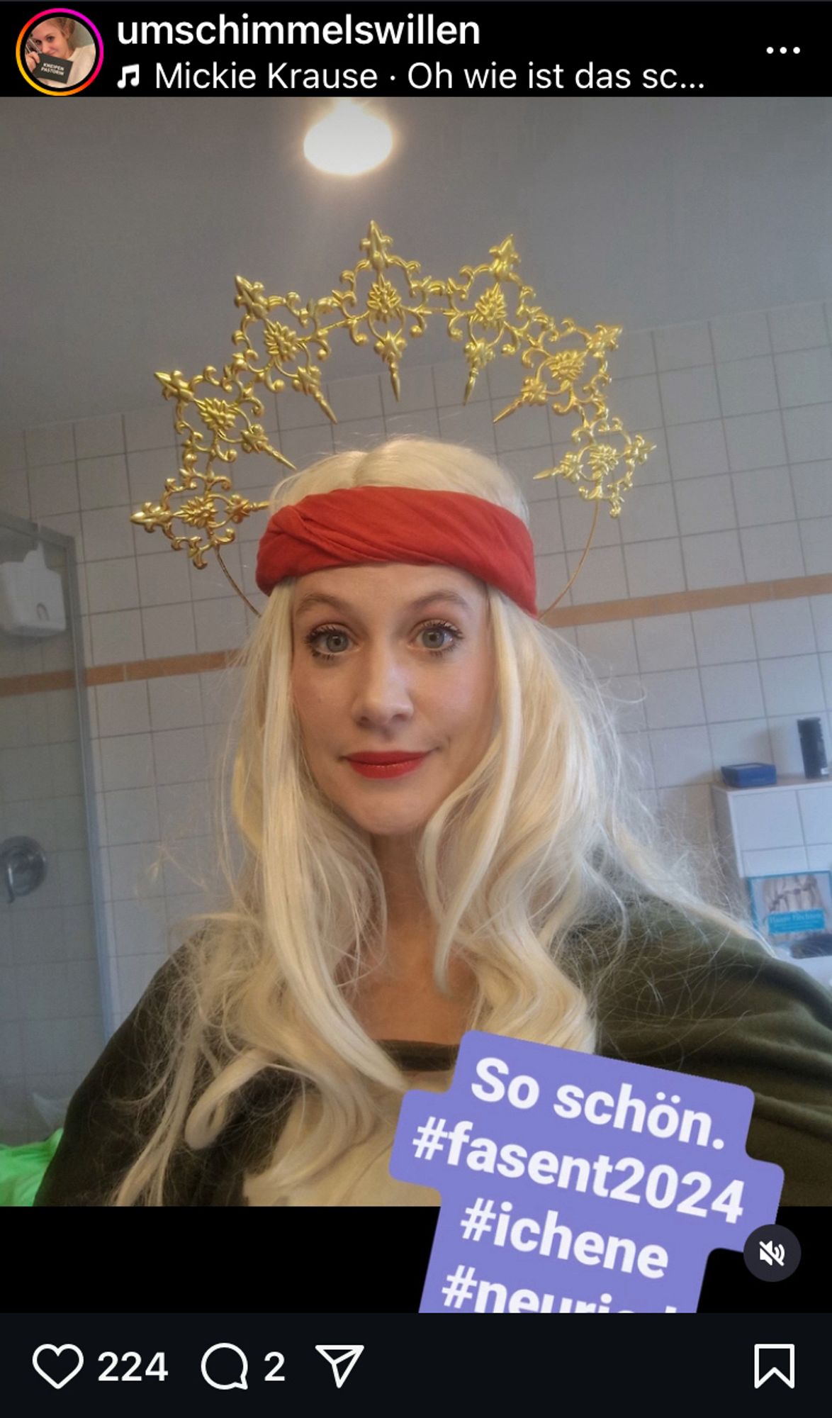 Post vom Instagram-Account „umschimmelswillen“. Die junge Pfarrerin ist für den Fasching oder Karneval verkleidet. Sie trägt eine hellblonde Perücke mir langem Haar und ein Stirnband, auf dem ein goldener Heiligenschein so montiert ist, dass er über ihrem Kopf schwebt. Text am Bild: „So schön. #fasent2024“ (und weitere Hashtags). Der Post hat 224 Likes.