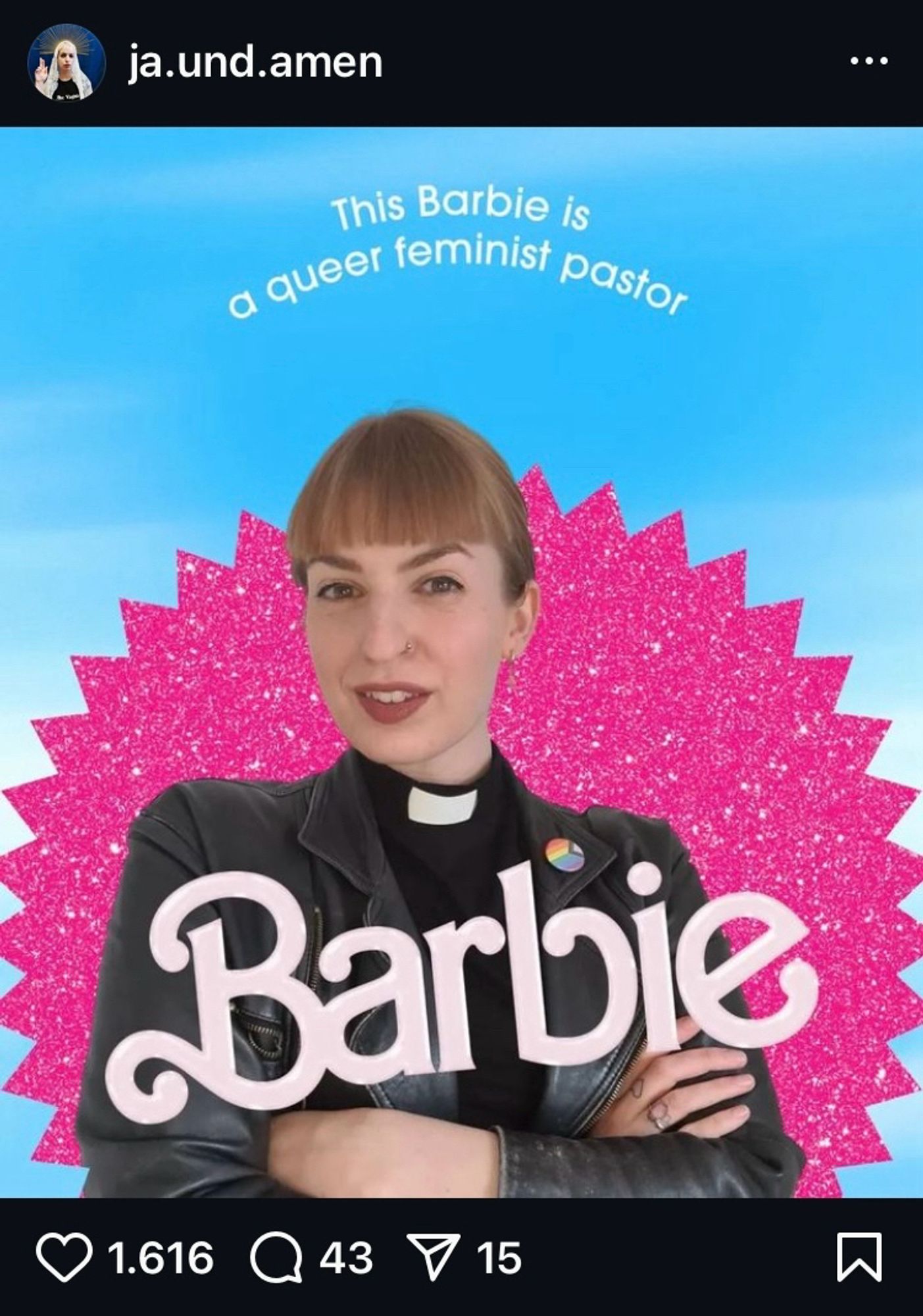 Instagram-Post von „ja.und.amen“. Eine junge Frau im Collarhemd und schwarzer Lederjacke schaut keck in die Kamera. Ihre Arme sind verschränkt. Vor ihr ist der Schriftzug „Barbie“ vom gleichnamigen Film, hinter ihr eine pink glitzernde Fläche. Über ihr steht (englisch): „This Barbie is a queer feminist pastor.“ Der Post hat 1616 Likes.