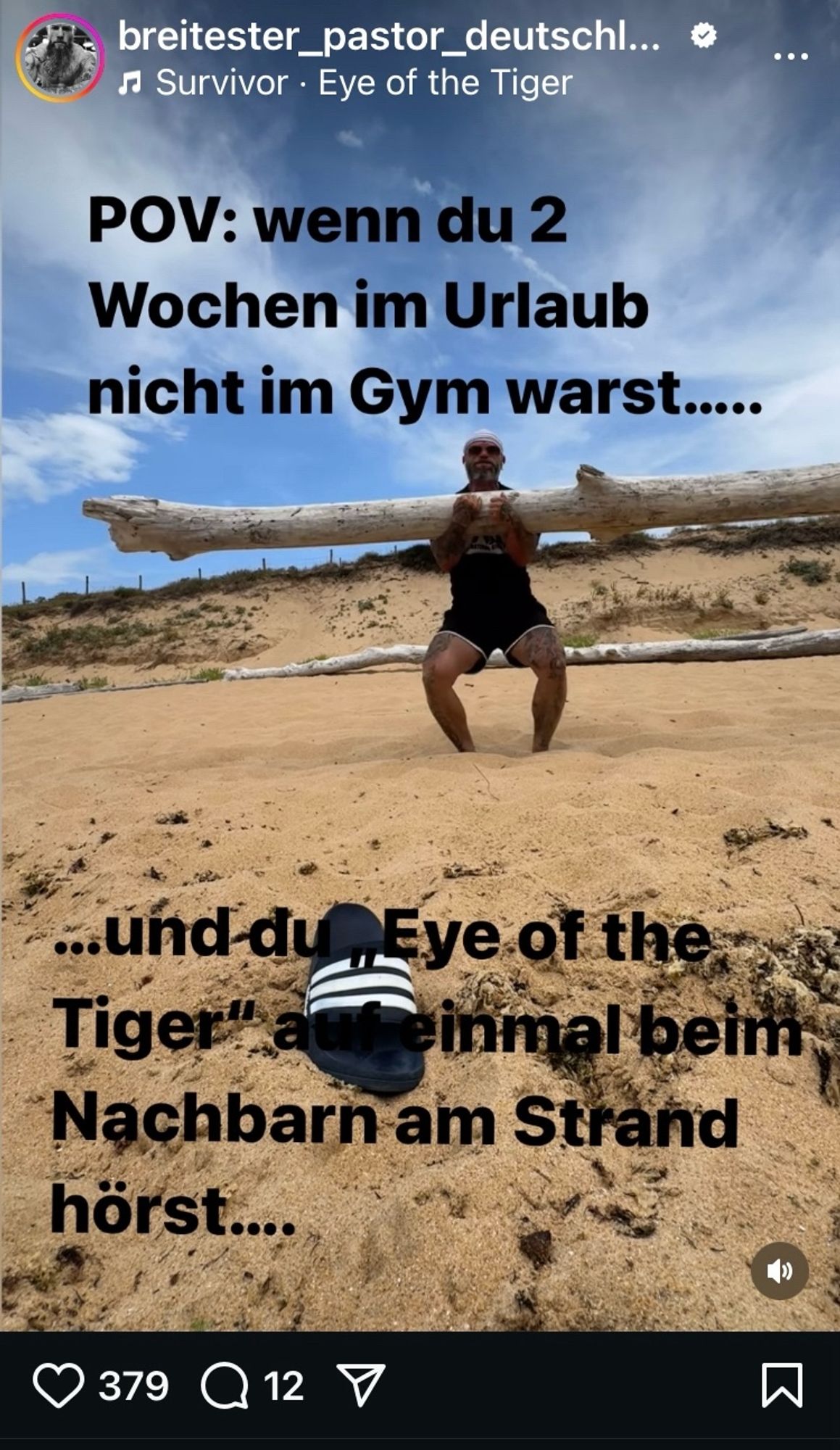 Instagram-Post vom Account „breitester_pastor_deutschlands“. Der sehr muskulöse, auf den Oberschenkeln tätowierte junge Pastor steht am Strand. Er trägt T-Shirt und Shorts, hat einen Bart und eine Glatze. Er hat gerade einen ganzen Treibholz-Baumstamm hochgestemmt. Der Text rund um ihn besagt: „POV: wenn du 2 Wochen im Urlaub nicht im Gym warst und du „Eye of the Tiger“ auf einmal beim Nachbarn am Strand hörst…“ Der Post hat 379 Likes.