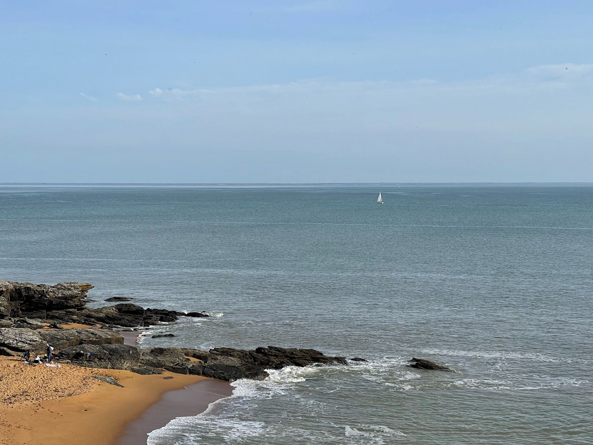 Au large, l’île de Noirmoutier