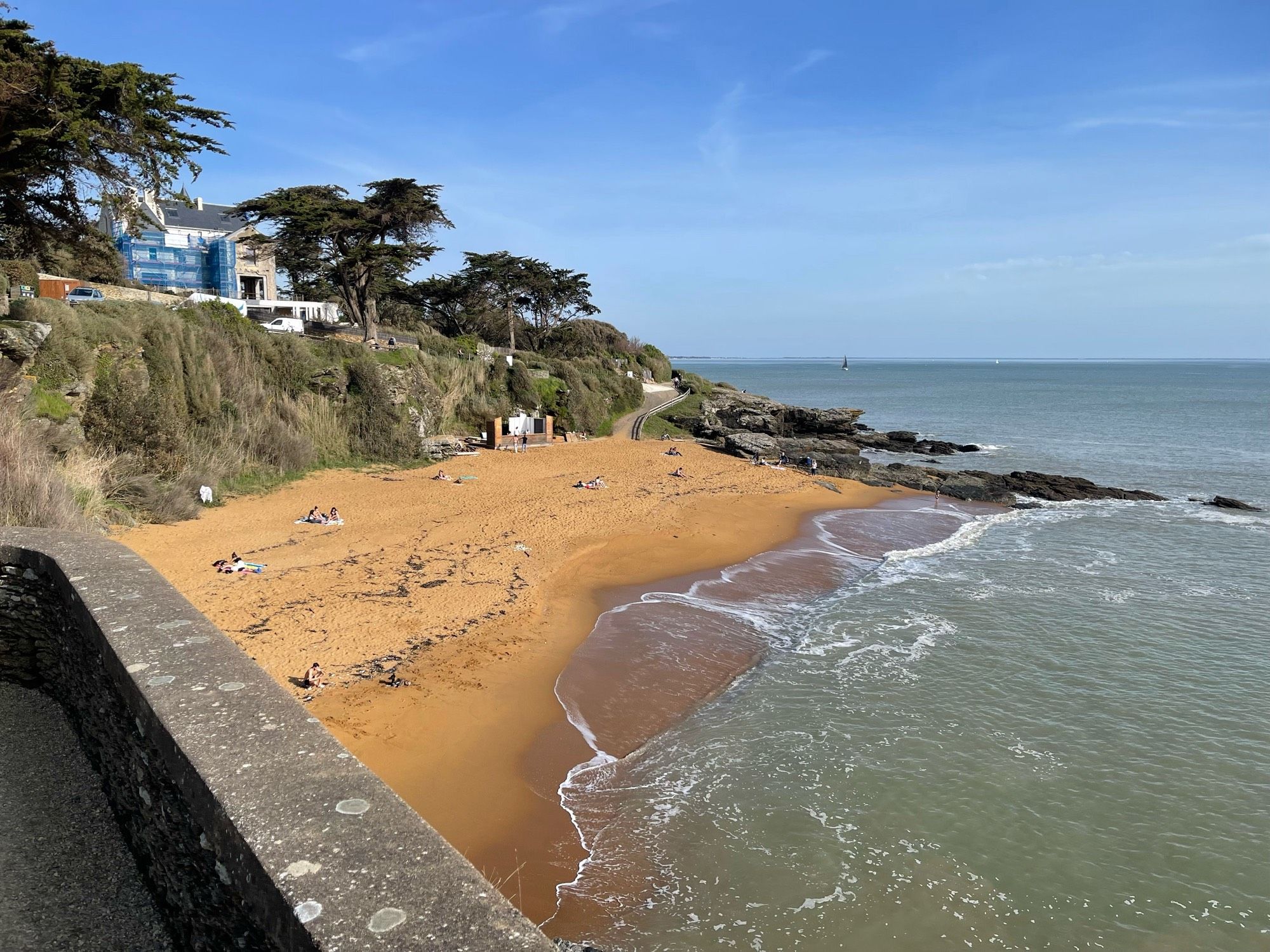 Une petite plage tranquille