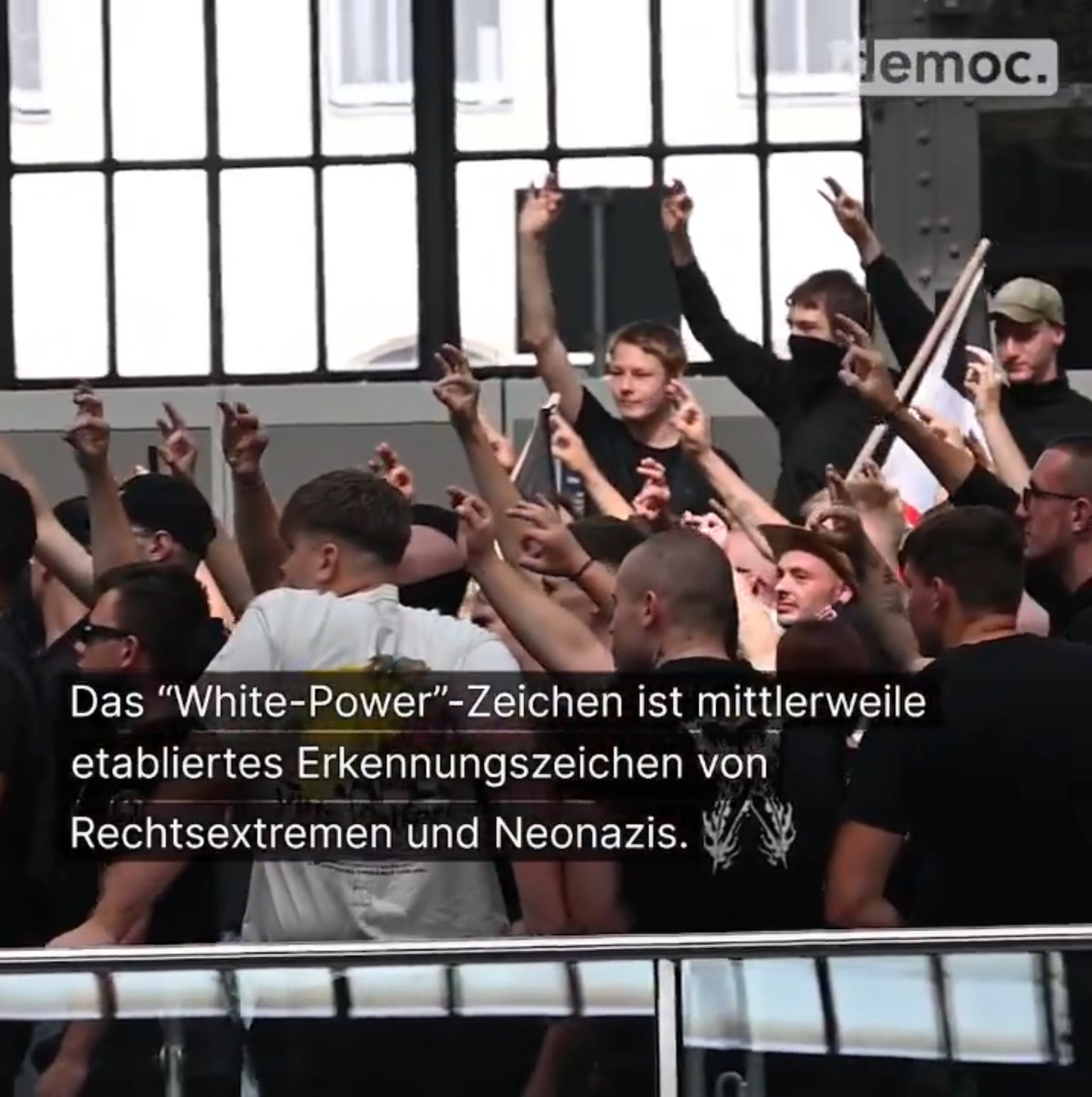 Eine Gruppe junger rechtsradikaler Männer zeigt das „White-Power“-Zeichen.

Text im Bild: „Das "White-Power"-Zeichen ist mittlerweile etabliertes Erkennungszeichen von Rechtsextremen und Neonazis.“