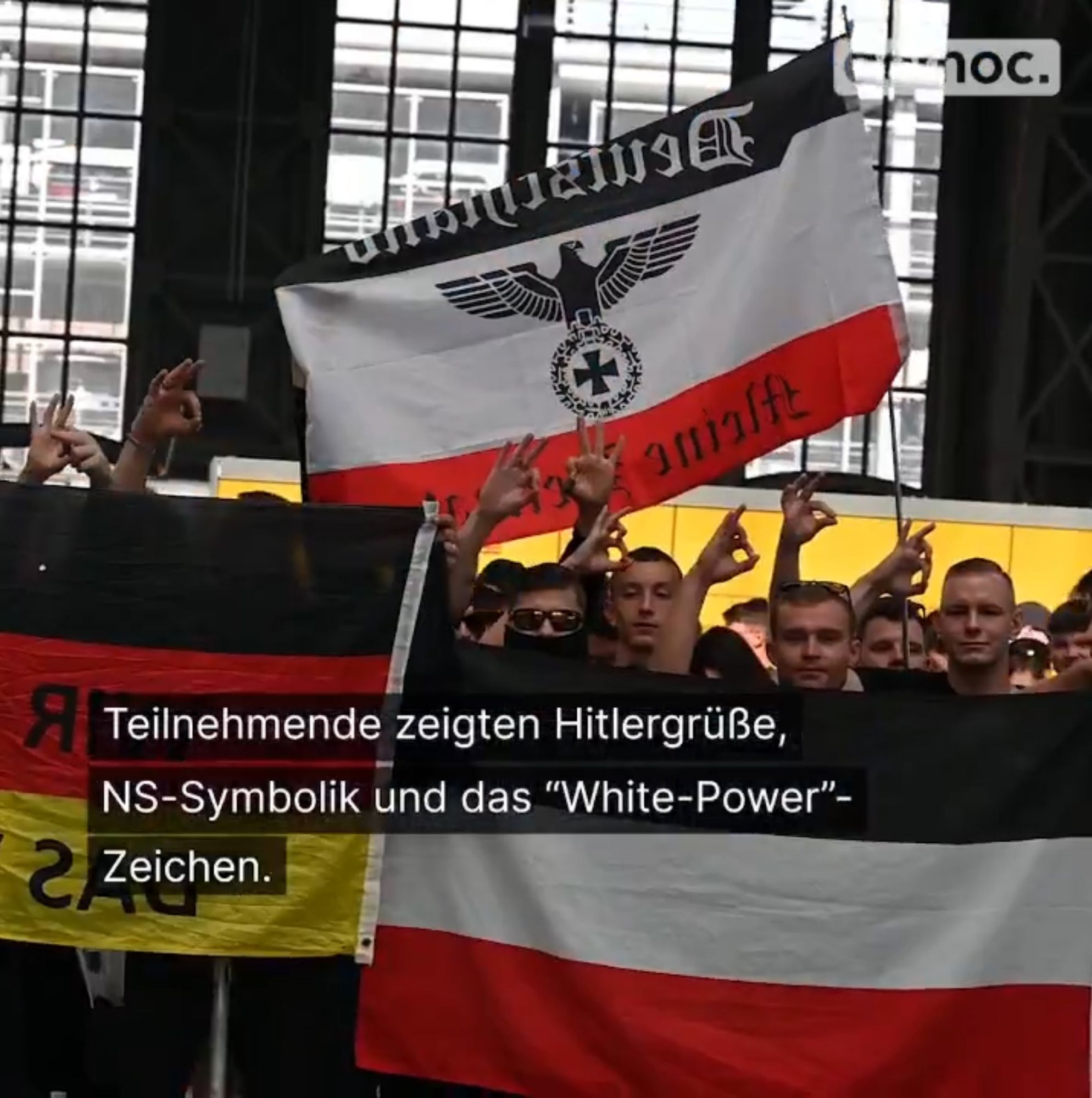 Rechtsradikale mir Deutschlandflagge, Eeichsflagge und ähnlichen Nazi-Flaggen.

Text im Bild: „Teilnehmende zeigten Hitlergrüße, NS-Symbolik und das "White-Power"-Zeichen.“