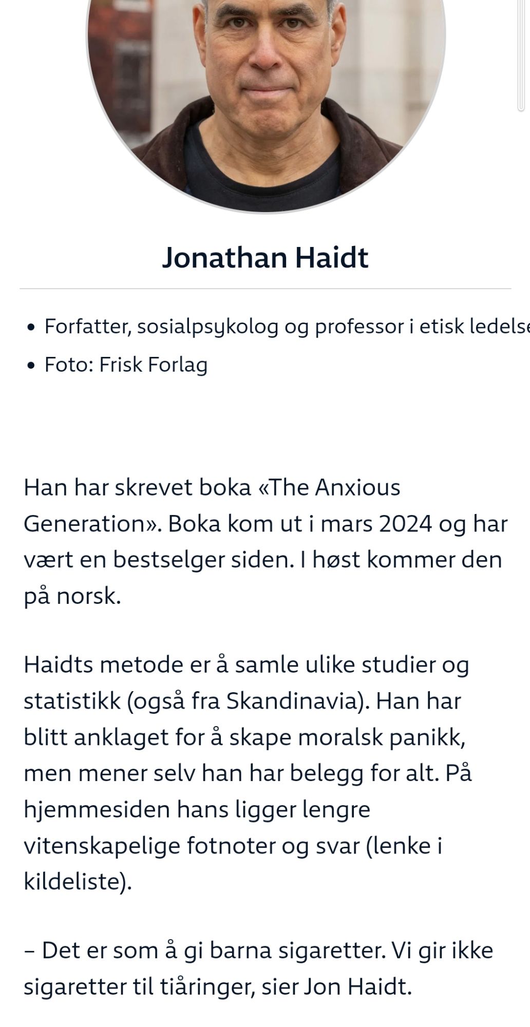 Biografi om Jonathan Haidt, fulgt av opplysninger om at han "har blitt anklaget for å skape moralsk panikk, men har vitenskapelige fotnoter på hjemmesiden", og et sitat fra ham om at å gi barn smarttelefoner er som å gi dem sigaretter