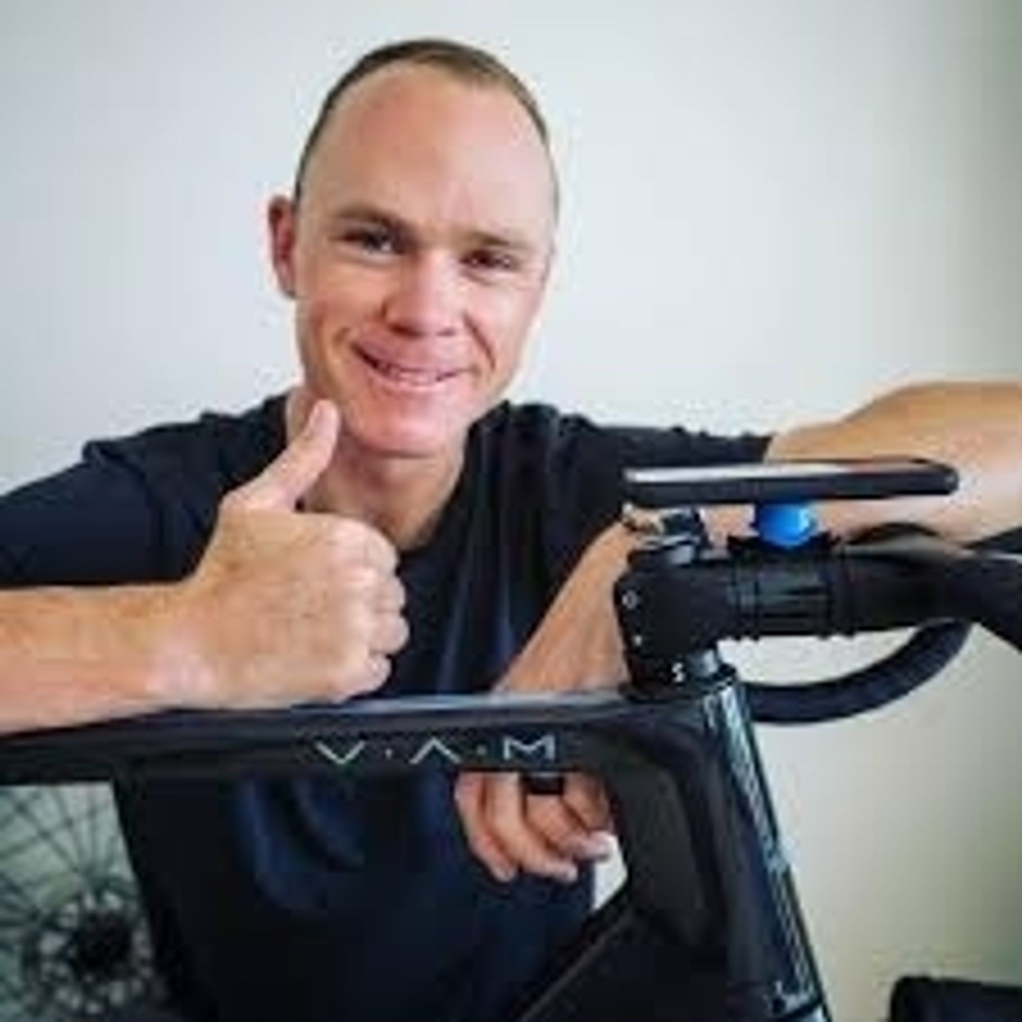 chris froome freut sich über seine fahrrad handyhalterung