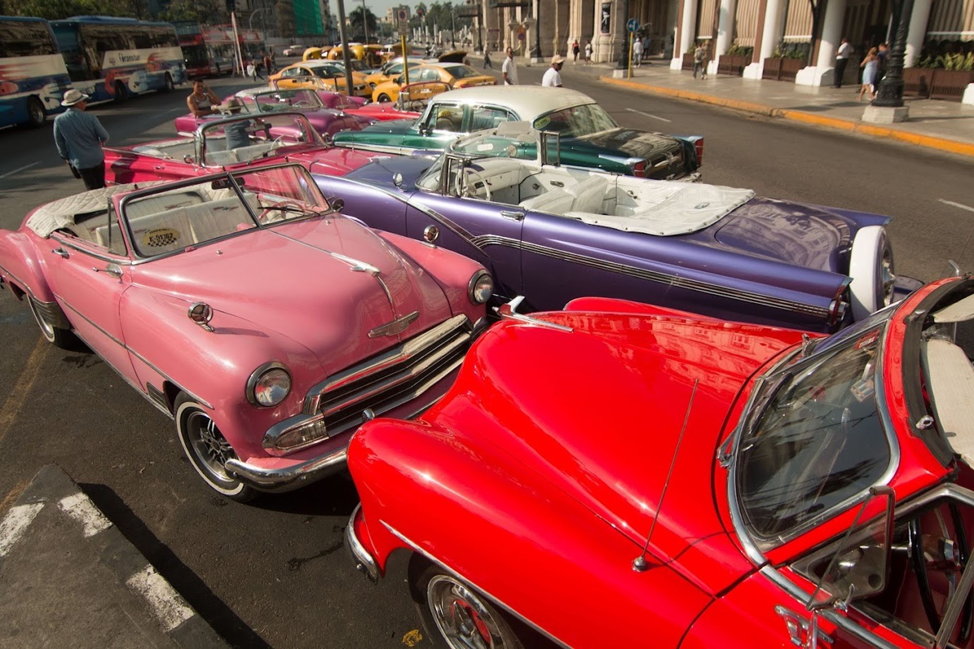 Bunte amerikanische Cabrios der 1950er stehen bereit, um Touristen durch die Stadt zu fahren.