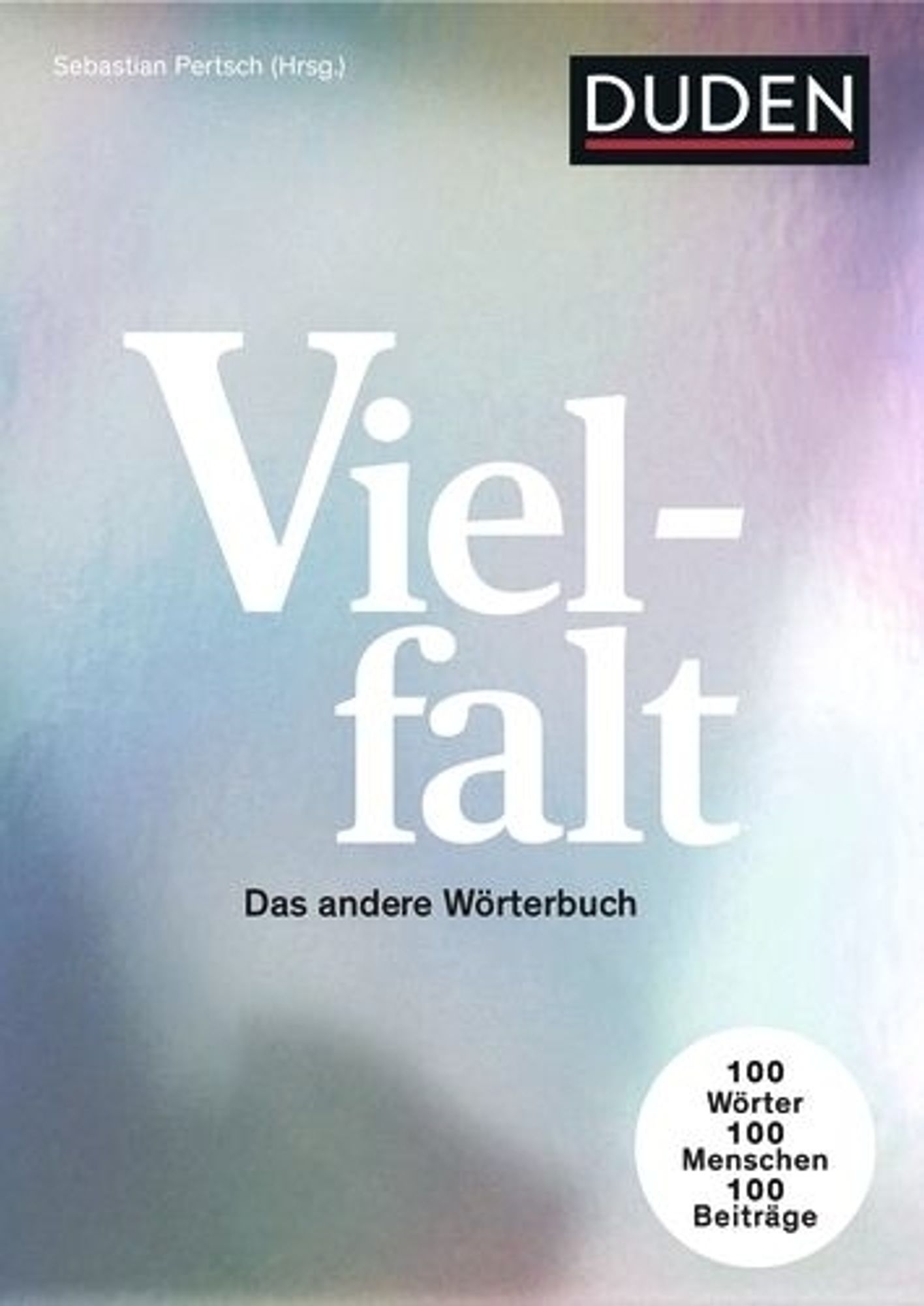 Ein Buchcover mit dem Titel "Vielfalt: Ein anderes Wörterbuch" von Duden. Der Hintergrund ist silber, so dass das Buch viele unterschiedliche Farben und Lichter widerspiegelt.