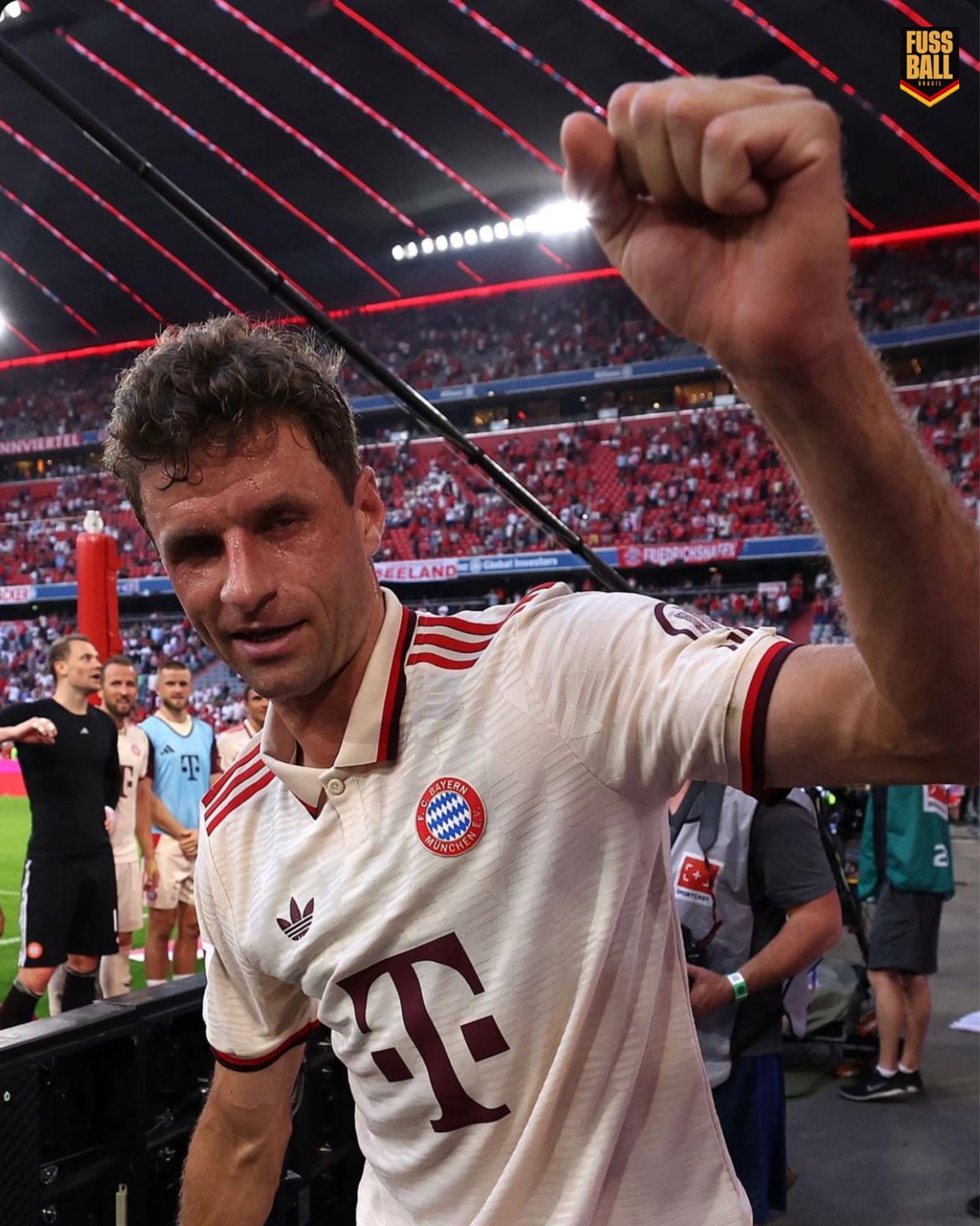 Thomas Müller saudando a torcidas na Allianz Arena após a vitória contra o SC Freiburg. 

(Photo via esmuellert on IG).