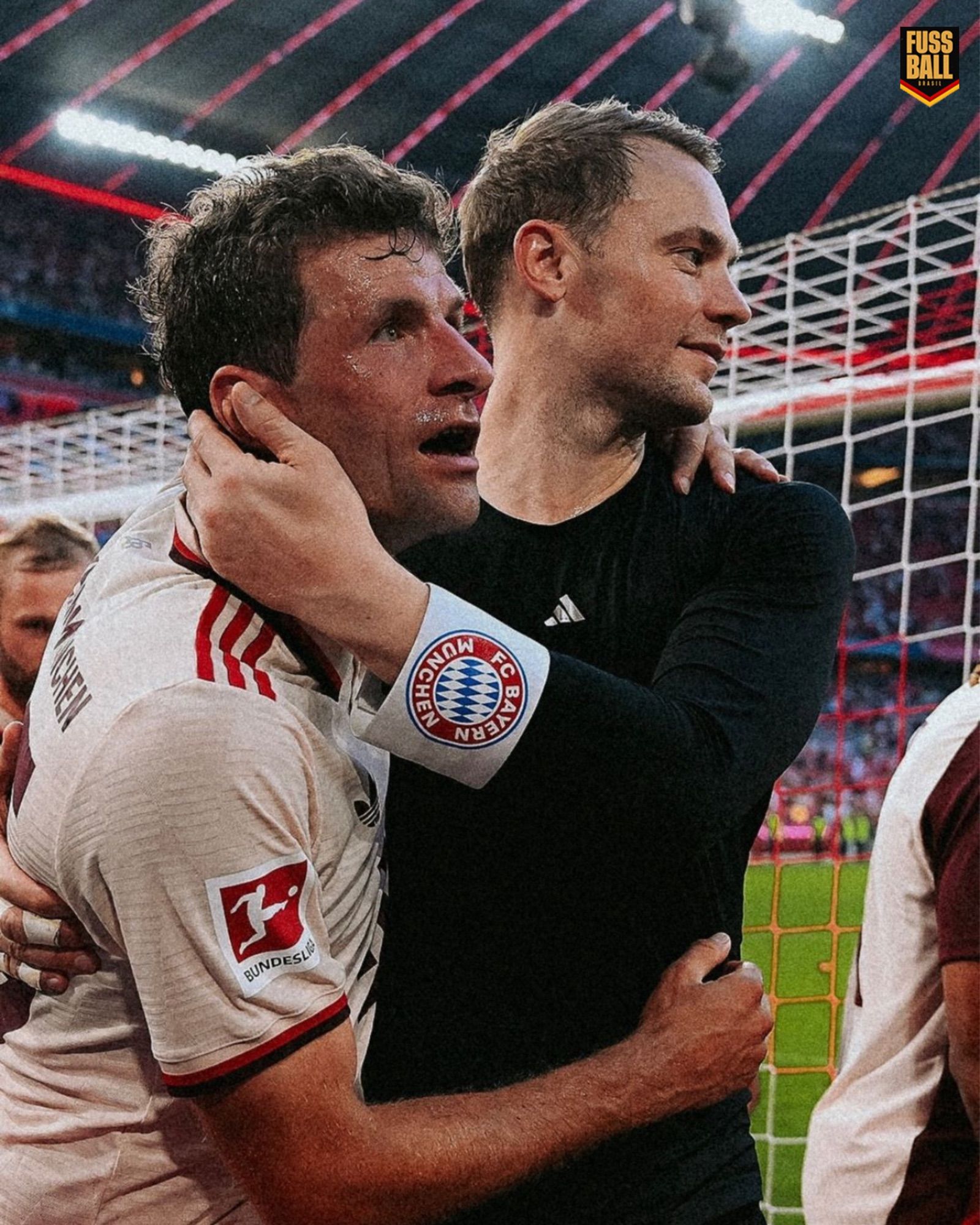 Thomas Müller abraçado com Manuel Neuer após jogo contra o SC Freiburg na Allianz Arena.

(Photo via Manuel Neuer on IG).