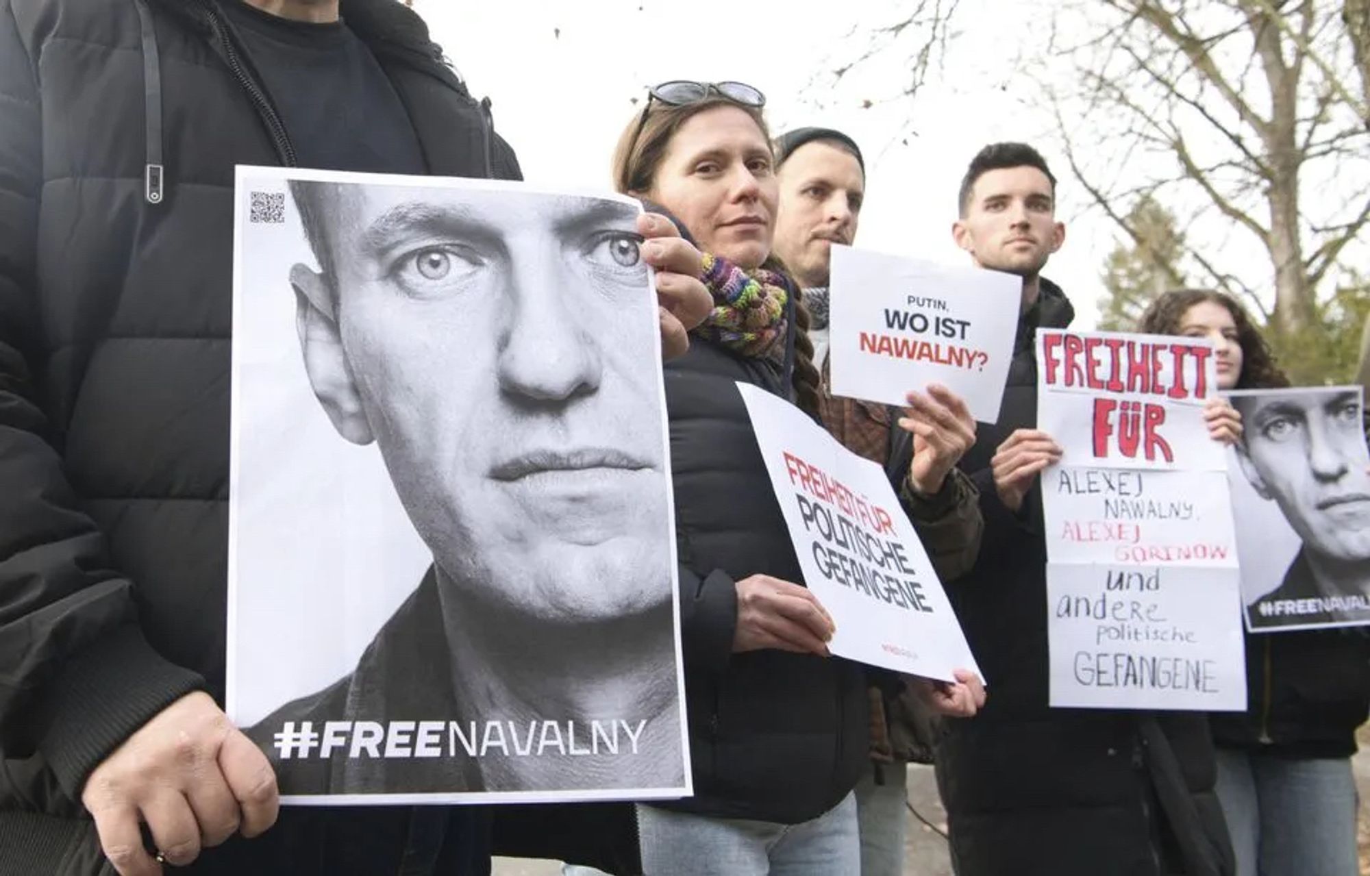 Des manifestants rassemblés devant l'ambassade de Russie à Berlin réclament la libération de Navalny.