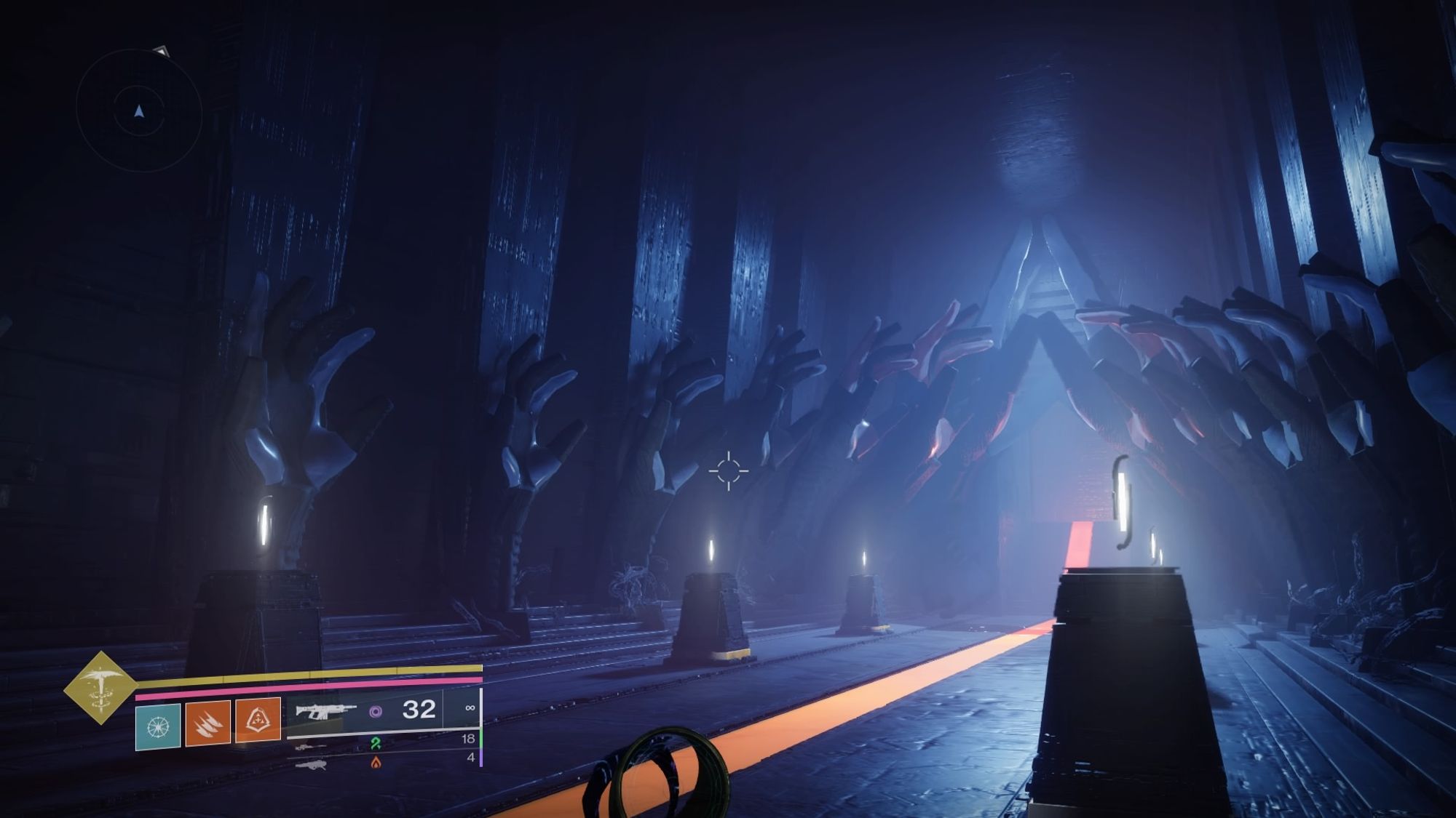 Screenshot aus Destiny 2: The Final Shape. Zu sehen ist ein Raum, der an sakrale Architektur erinnert. Es gibt an den Wänden links und rechts jeweils eine Säulenreihe. Vor den Säulen ist eine Reihe von steinernen Händen, die wie die Standbilder eines Bewegtbildes scheinen. Zur Tür am anderen Ende des Raumes formen sie zunehmend ein paar Hände, die zum Gebet gefaltet scheinen.