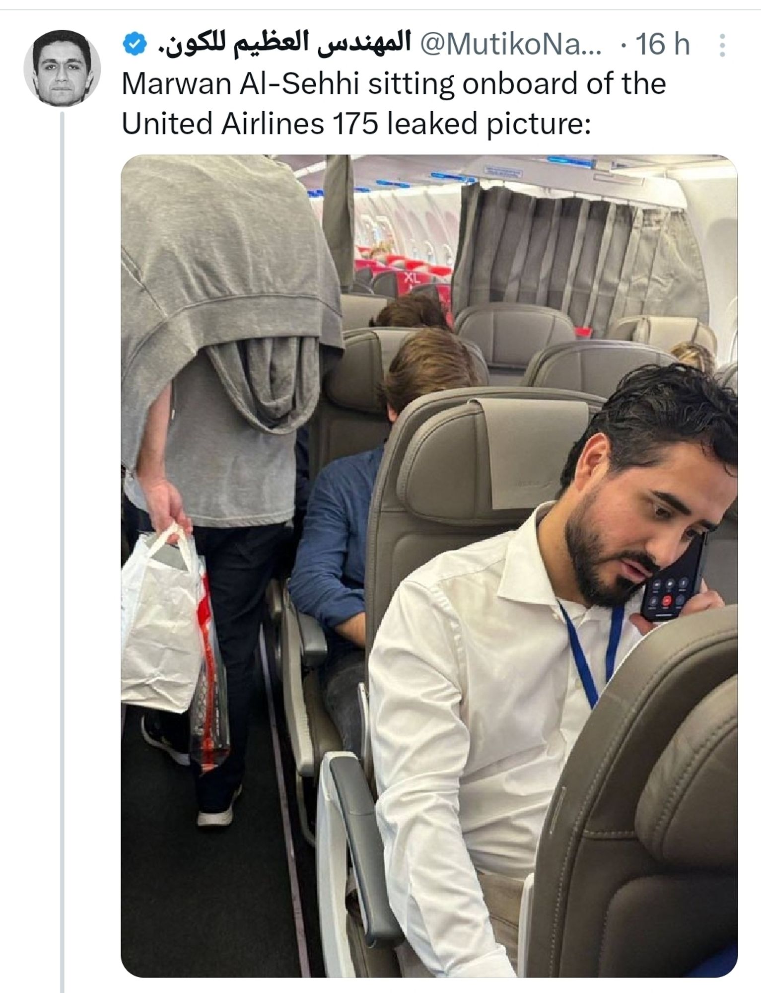 Tweet sobre el 11 - S.
Se ve una foto de Luis Pérez alias Alvise sentado en un avión. Alvise tiene un aspecto claramente árabe siendo de nacionalidad española. Luis Pérez se ha manifestado abiertamente racista y contrario a los musulmanes. 
El texto dice: Se filtra una foto de Marwan Al-Sehhi sentado a bordo del avión de United Airlines 175.
Marwan Al-Sehhi fue uno de los pilotos que se estrelló con el United Airlines contra una torre gemela de NY.