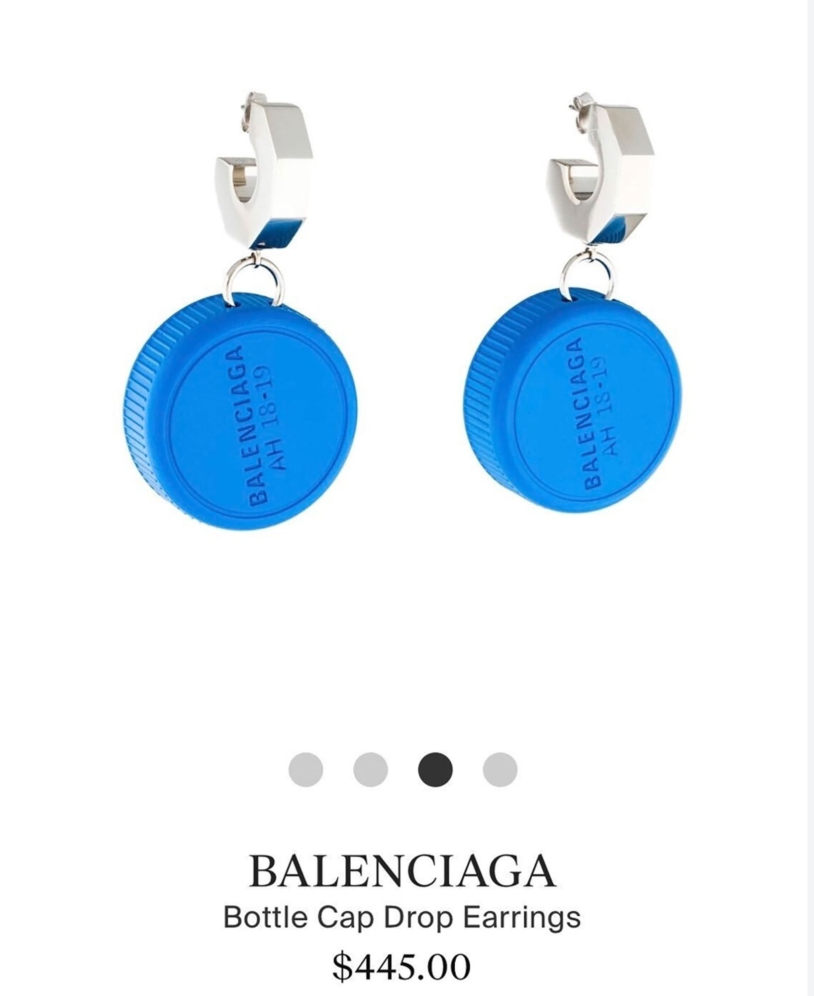 Pendientes de Balenciaga formados por una base plateada y un tapón de botella de agua.
445 dólares