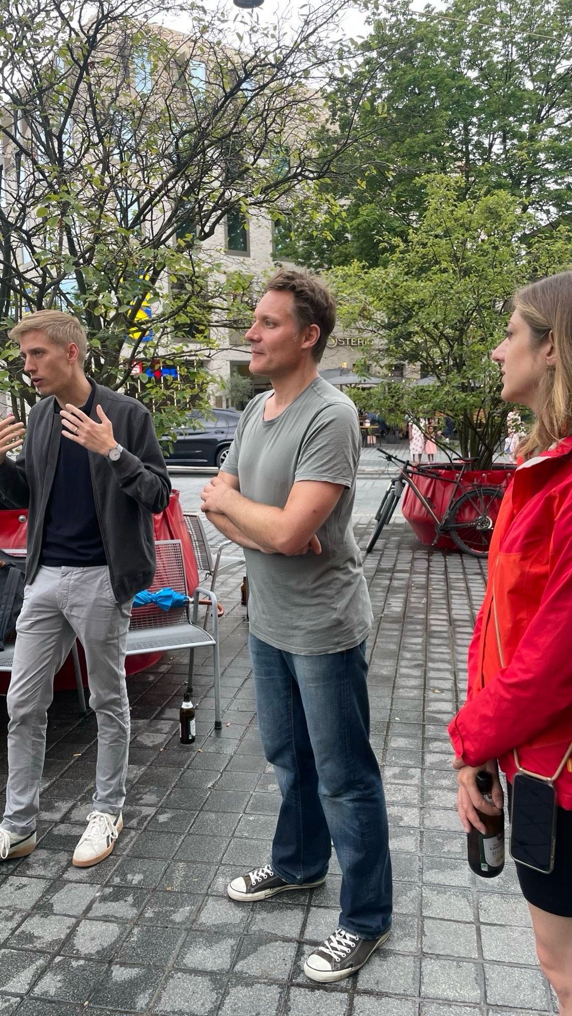 Judith Greif, Dominik Krause und Ludwig Hartmann von den Münchner Grünen im Gespräch mit Mitgliedern und Gäst*innen beim Green Dinner auf dem Pasinger Marienplatz.