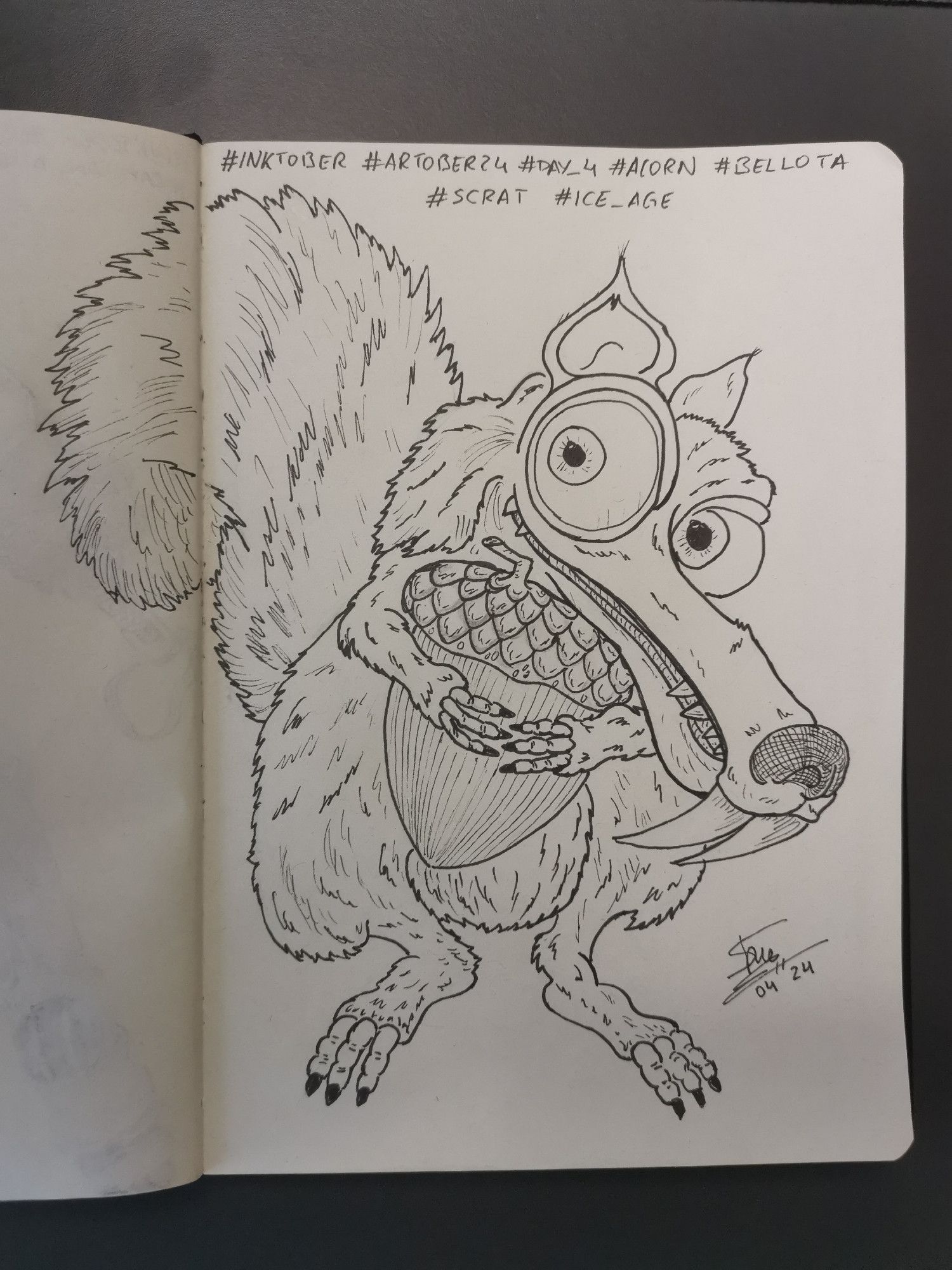 Dibujo a tinta de Scrat, la ardilla prehistórica de Ice Age, sujetando una bellota con amor mientras mira de medio lado hacia adelante