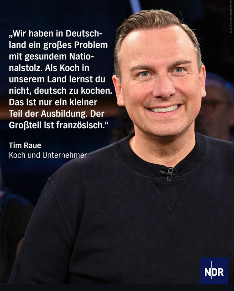 Share-Pic NDR auf dem Bild Tim Raue. In weißen Buchstaben steht folgendes Zitat von ihm: „Wir haben in Deutschland ein großes Problem mit gesundem Natio-nalstolz. Als Koch in unserem Land lernst du nicht, deutsch zu kochen.
Das ist nur ein kleiner Teil der Ausbildung. Der Großteil ist französisch."
Tim Raue, Koch und Unternehmer