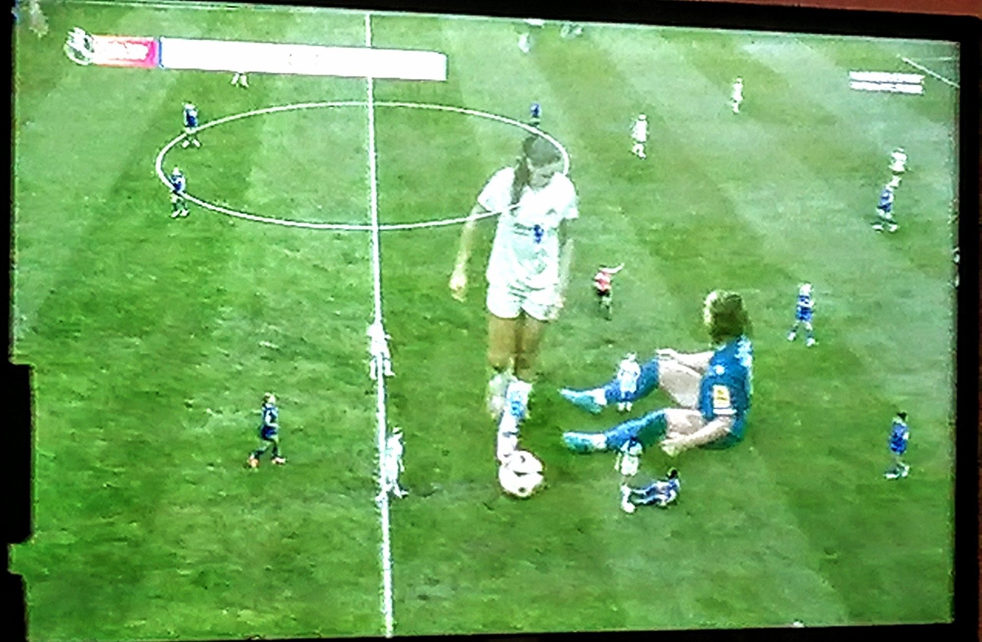 Versehentliche Ueberblendung beim Fotografieren einer Szene aus dem Match Jena gegen Essen, es sieht aus, als ob zwei riesige Spielerinnen zwischen lauter kleinen Spielerinnen agieren, so wie in Gulliver in Liliput