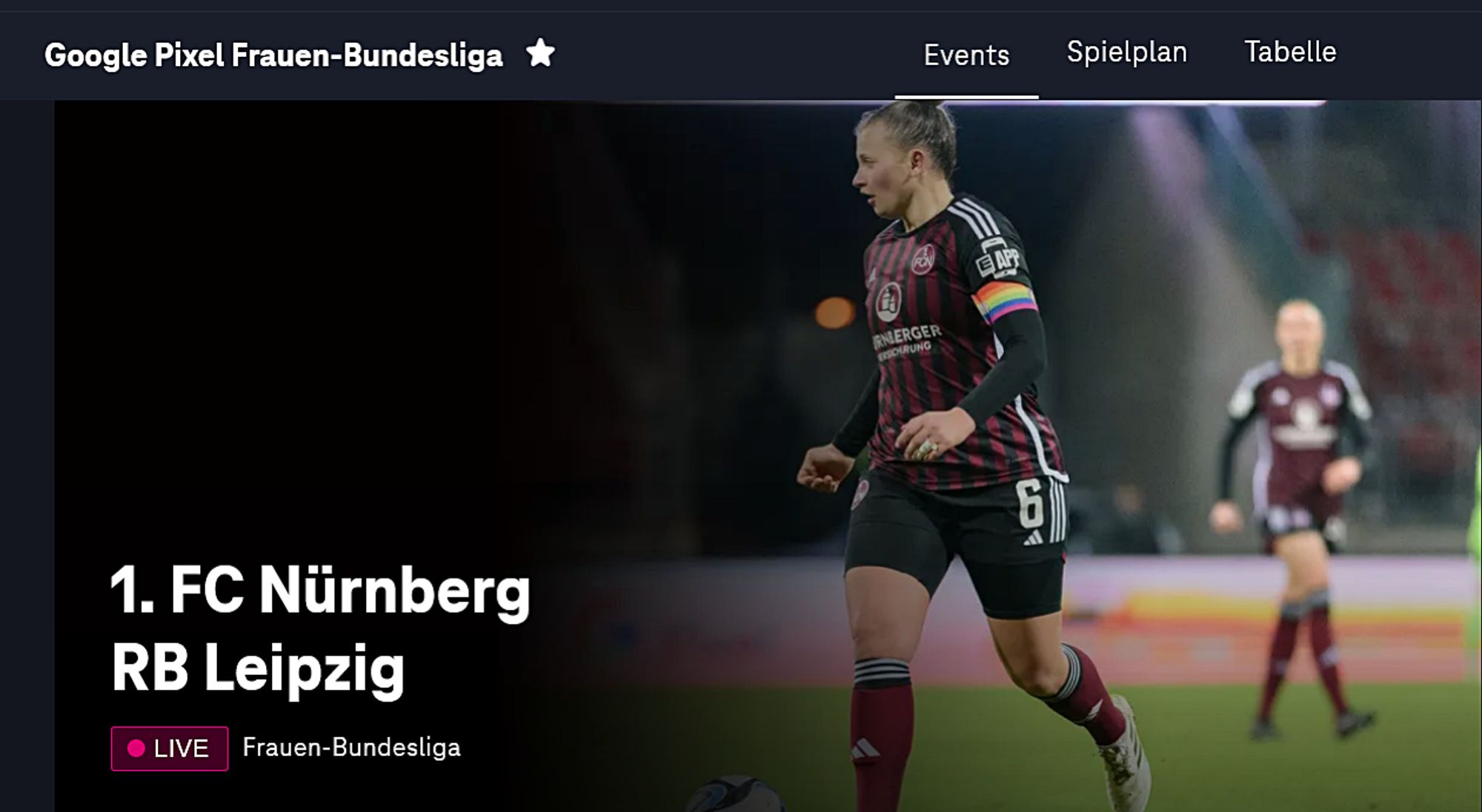 Zwei Spilerinnen des 1. FC Nürnberg auf dem Spielfeld.