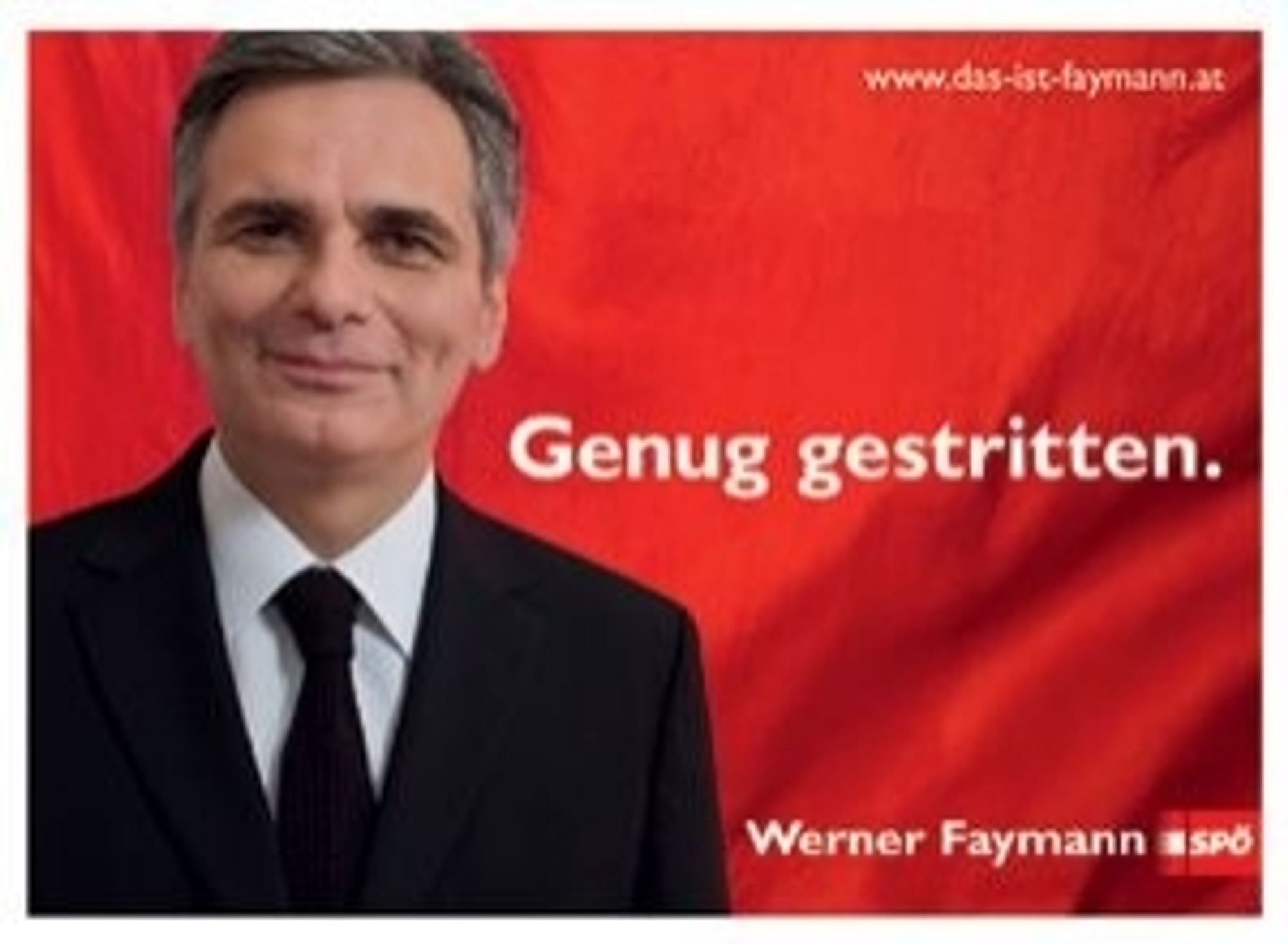 Faymann mit einem alten Plakat auf dem Genug gestritten. draufsteht