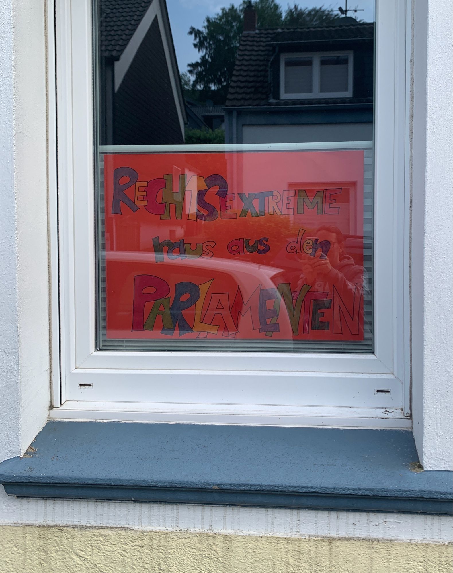 Rotes Fensterplakat „Rechtsextremismus raus aus den Parlamenten“