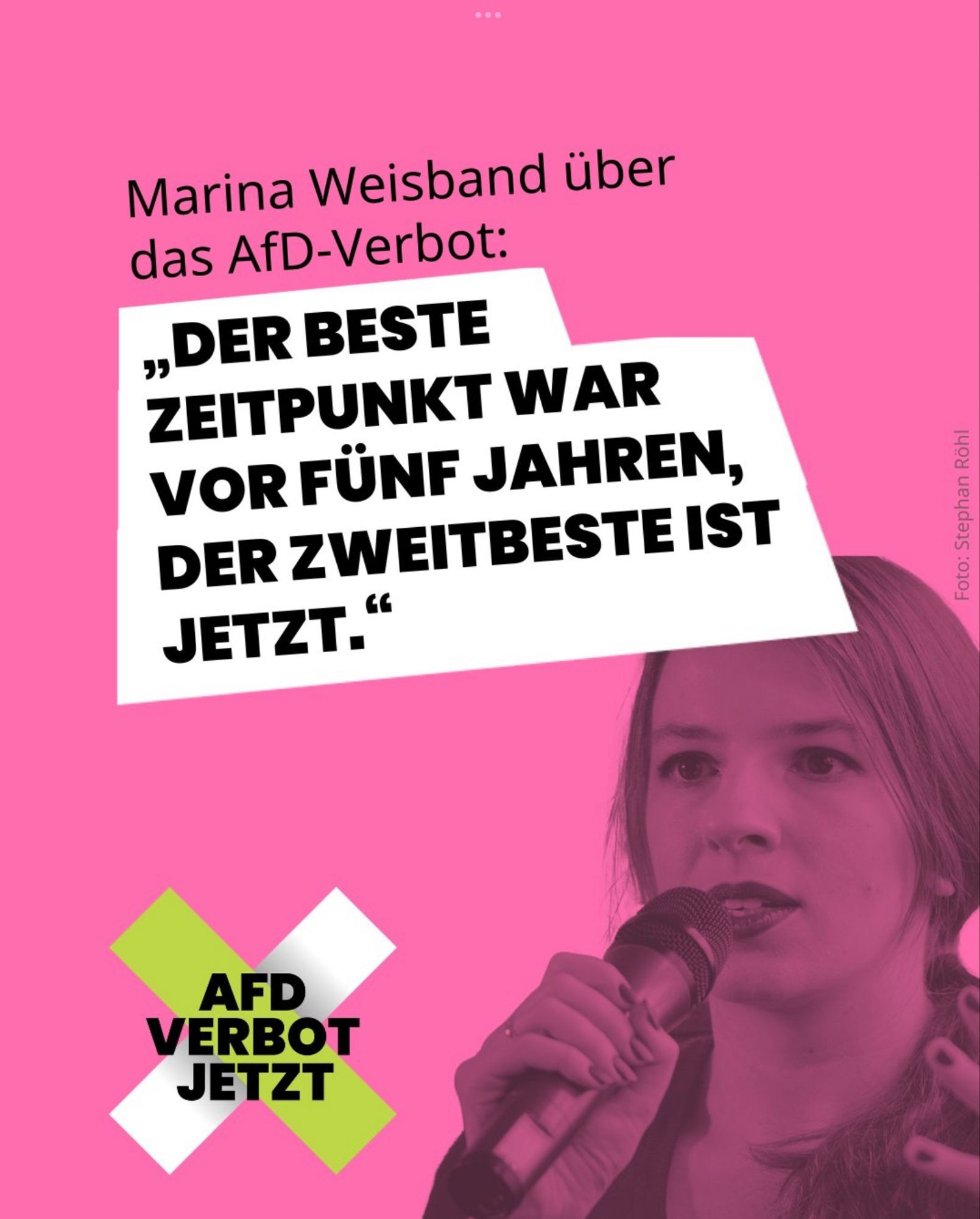 Foto von Marina Weisband, die in ein Mikrofon spricht. Rosa Hintergrund. Text: "Marina Weisband über das AfD-Verbot: 'Der beste Zeitpunkt war vor fünf Jahren, der Zweitbeste ist jetzt.'" Unter links, vor einem weißen diagonalen Kreuz: "AfD-Verbot jetzt"