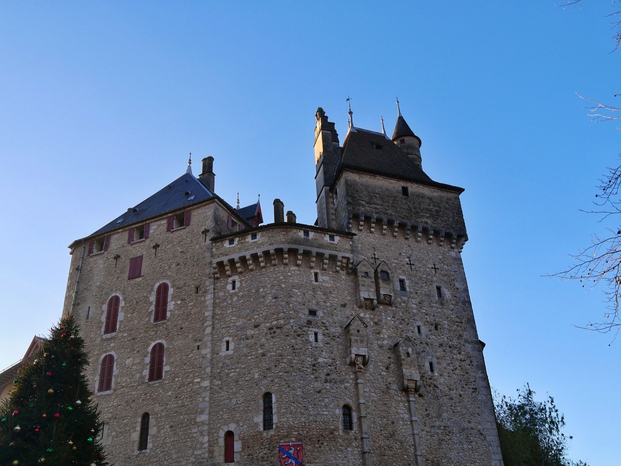 Le château de Menthon, devant le ciel bleu.