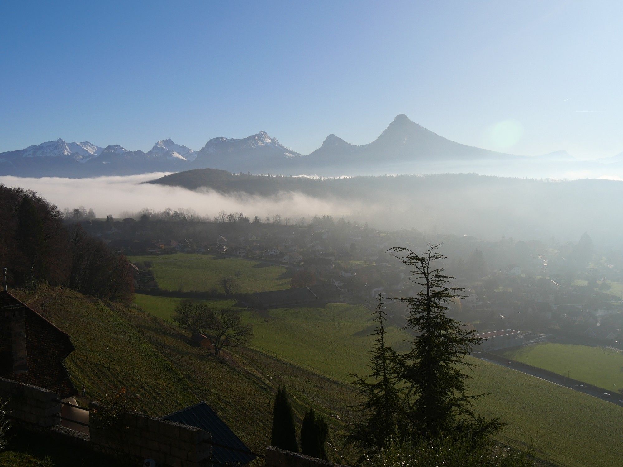 Paysage de montagne avec brume en fond de vallée