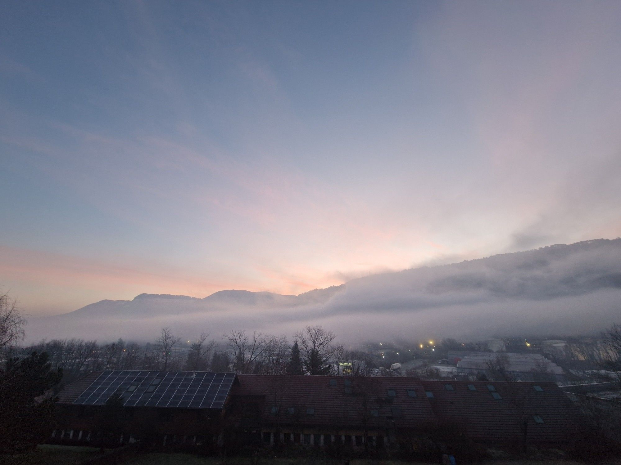 Lever de soleil sur la montagne embrumée