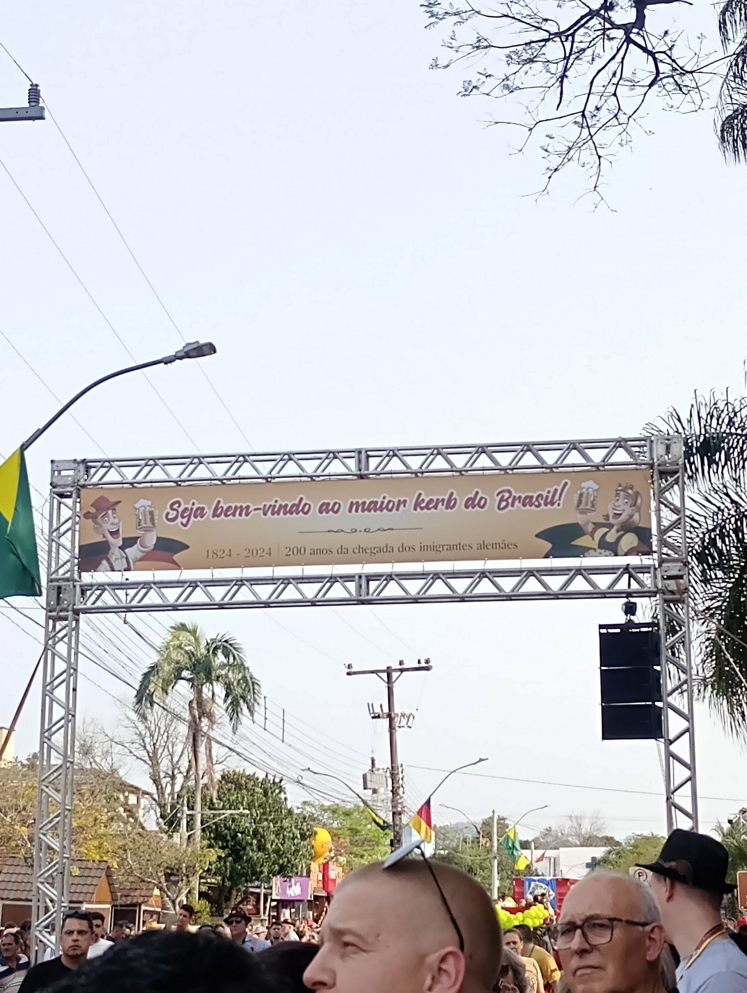 A foto da entrada do Kerb de São Miguel.

Na placa: "Seja bem-vindo ao maior Kerb do Brasil!"
1824 - 2024 | 200 anos da chegada dos imigrantes alemães.