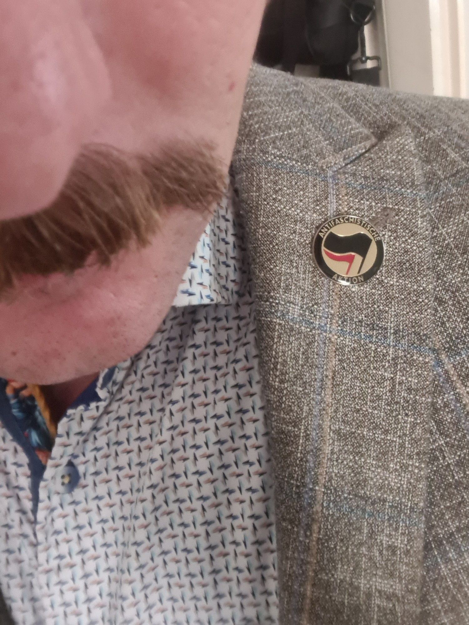 Selfie wo man nur meinen Schnauzer und ein Stück meiner Nase sieht. Am Sakko trage ich einen Antifa-pin