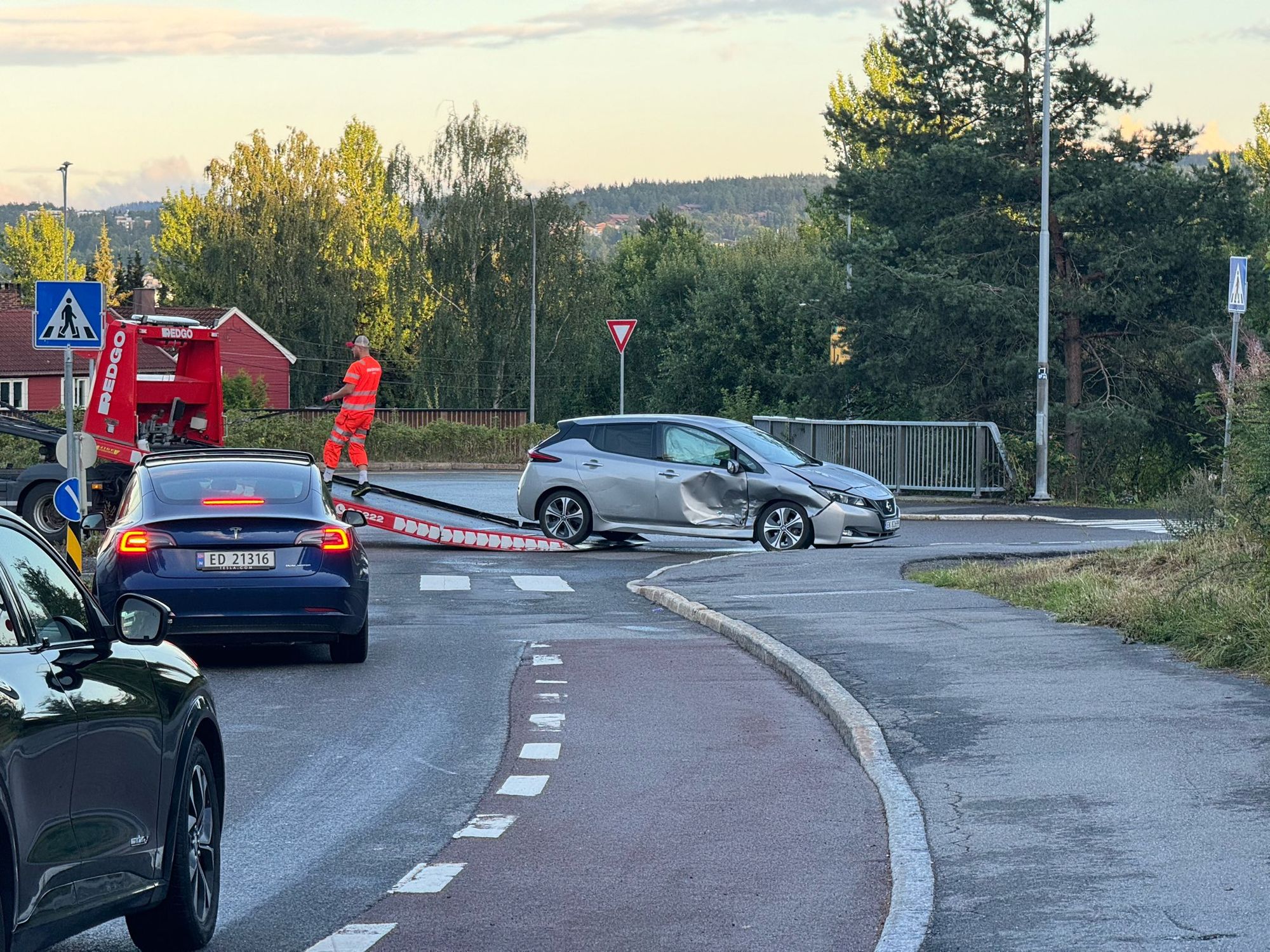 Bilde av en sølvgrå bil som har blitt påkjørt i siden.