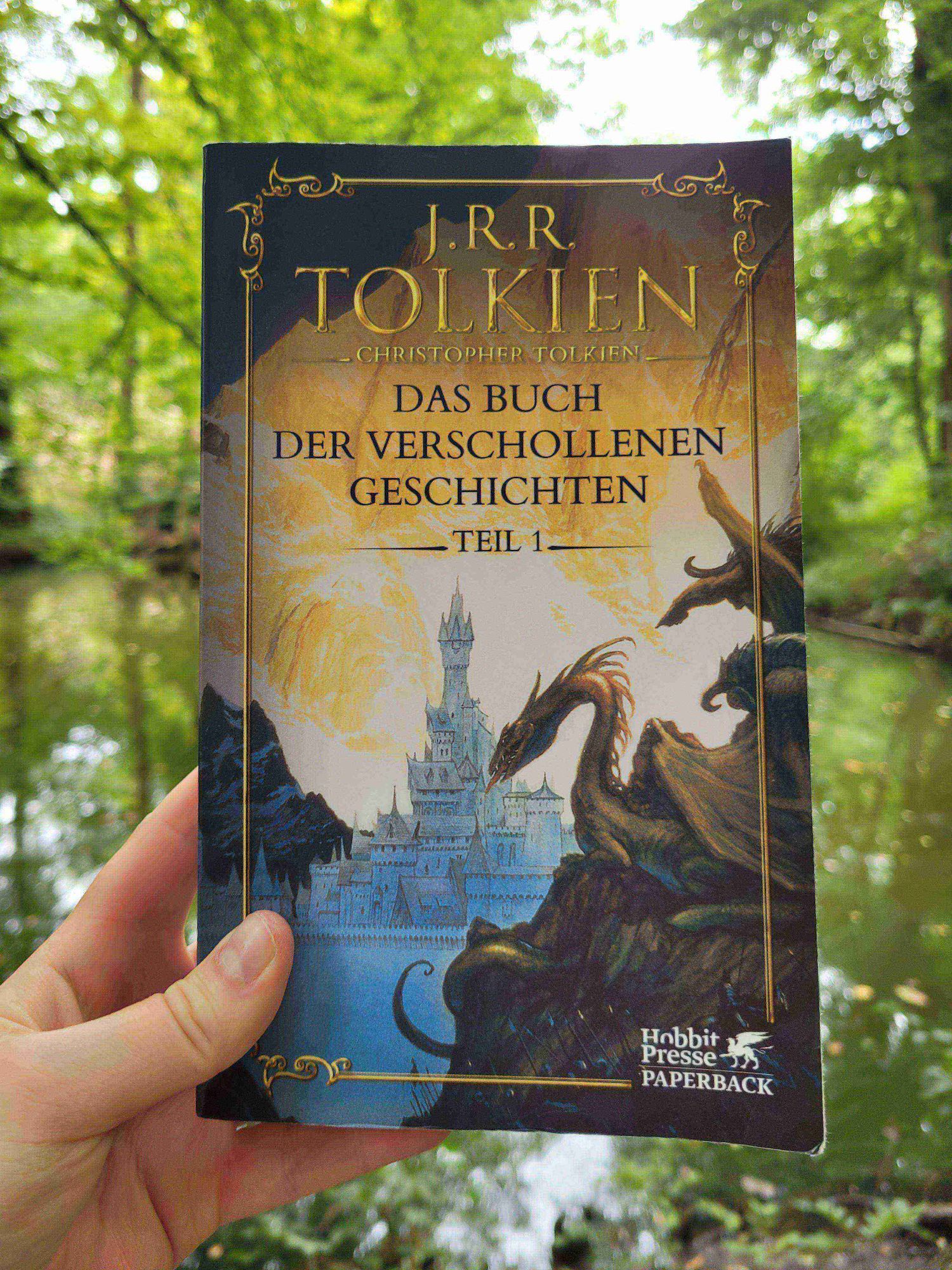 eine Hand, die ein Buch hält