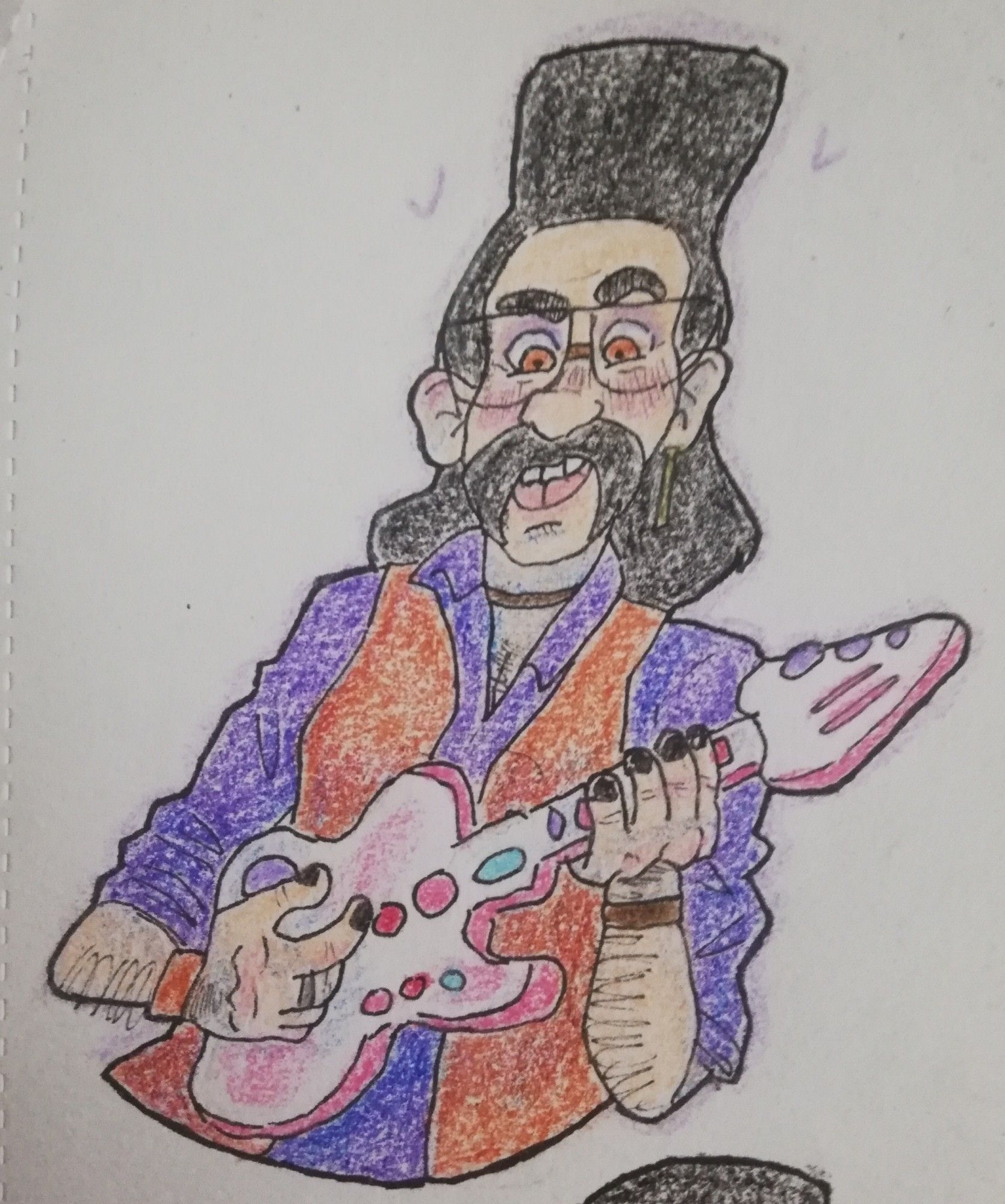 Dibujo tradicional, es balthazar bratt de la película gru 3 mi villano favorito. Está hecho con ceras de colores y se encuentra vestido como chikilicuatre de eurovision. Está posando con una guitarra de juguete rosa, lleva gafas marrón oscuras y una chaqueta marrón. Su camisa es mirada oscura y tiene un collar marrón oscuro. Lleva dos pulseras, una en cada mano y sus uñas son negras. Tiene un gran bigote negro, y un peinado ochentero también negro. Lleva sombra de ojos morada y sus ojos son marrones, se encuentra sacando la lengua.