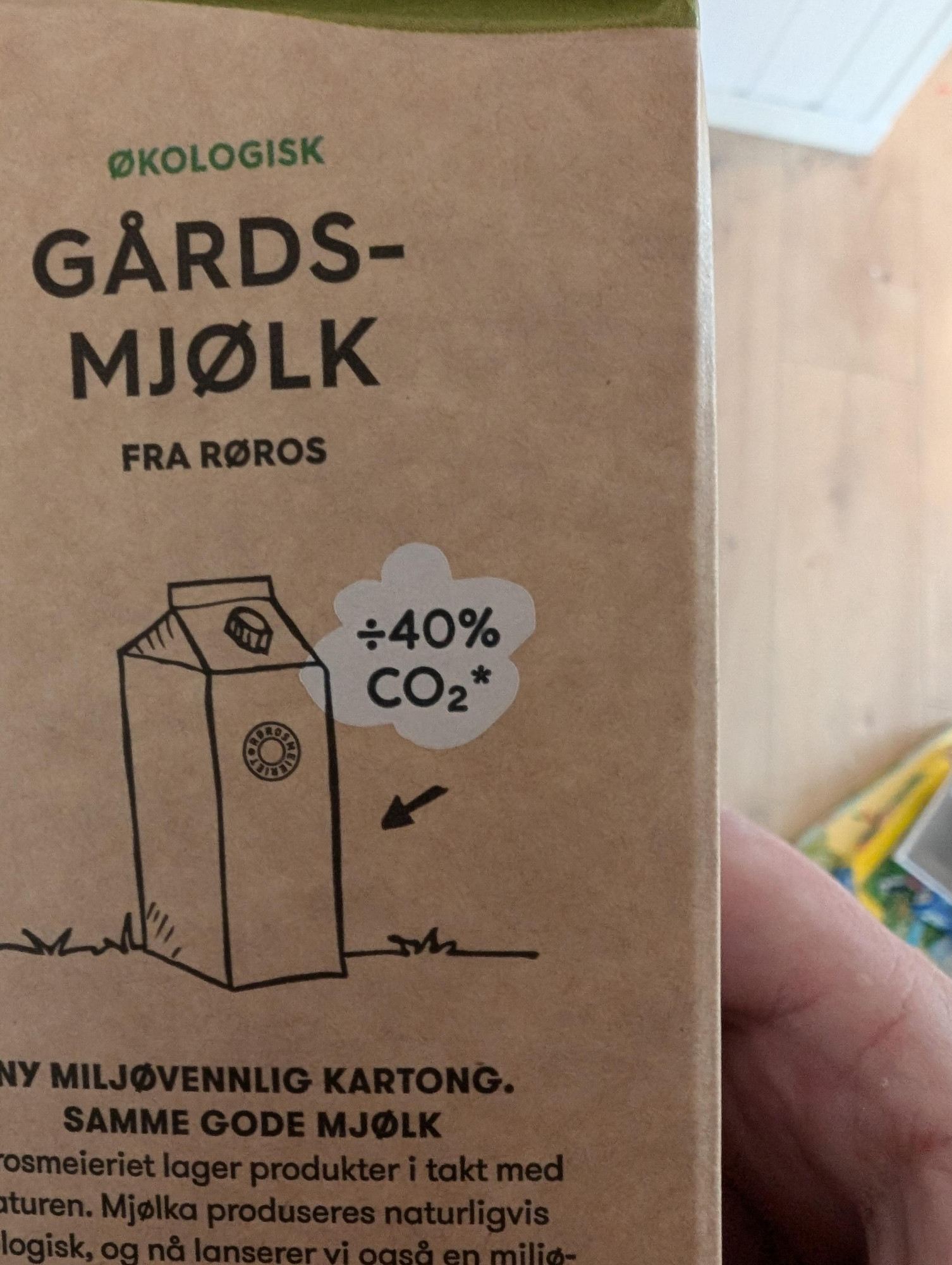 Baksida av ein mjølkekartong, kor det står ÷40% co2