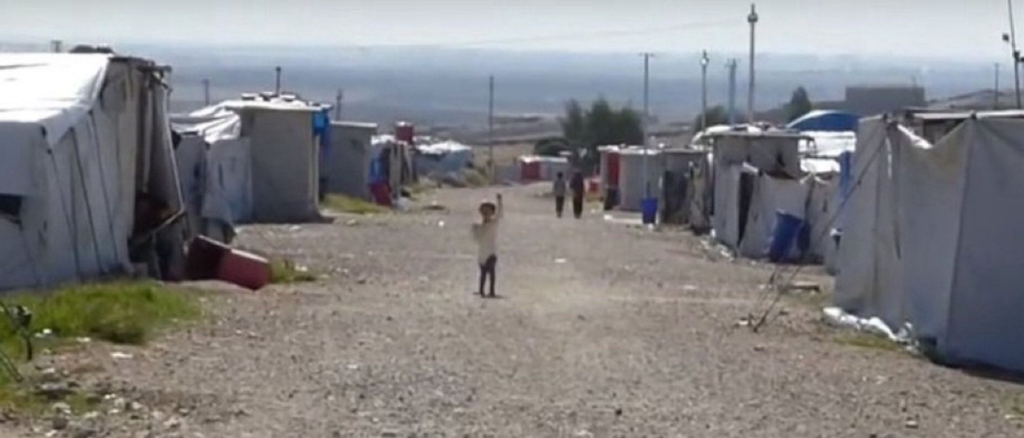 Des enfants au milieu d’un camp.