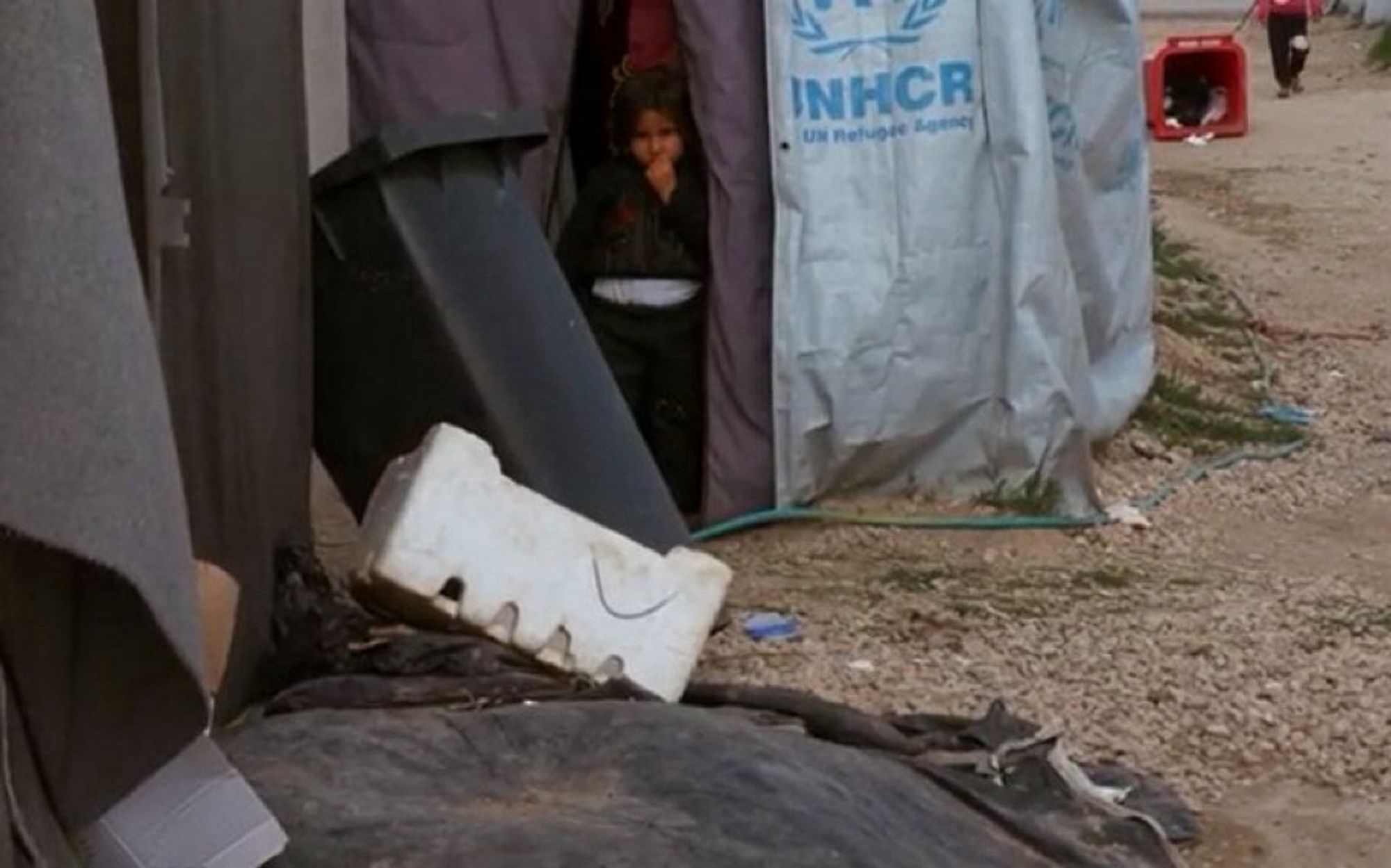 Un enfant à l’entrée d’une tente.