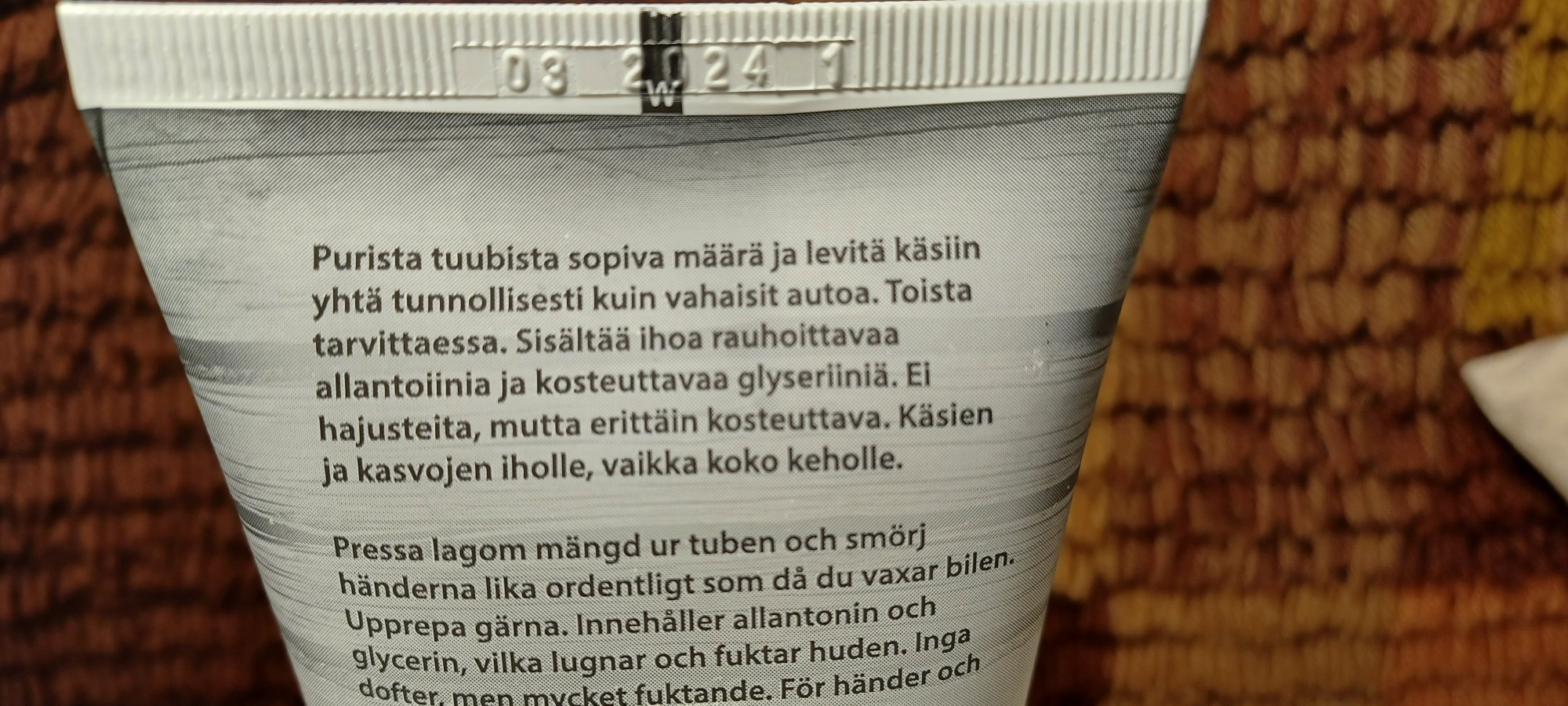 Isännän Kekkonen -käsirasva -tuubin tuoteseloste: Purista tuubista sopiva määrä ja levitä käsiin yhtä tunnollisesti kuin vahaisit autoa. Toista tarvittaessa. Sisältää ihoa rauhoittavaa allantoiinia ja kosteuttavaa glyseriiniä. Ei hajusteita, mutta erittäin kosteuttava. Käsien ja kasvojen iholle, vaikka koko keholle.