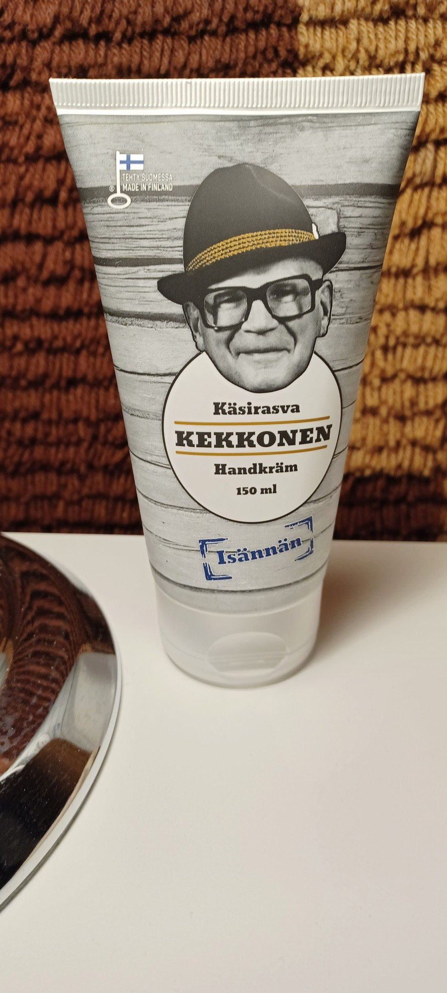 Isännän Kekkonen -käsirasva -tuubi.