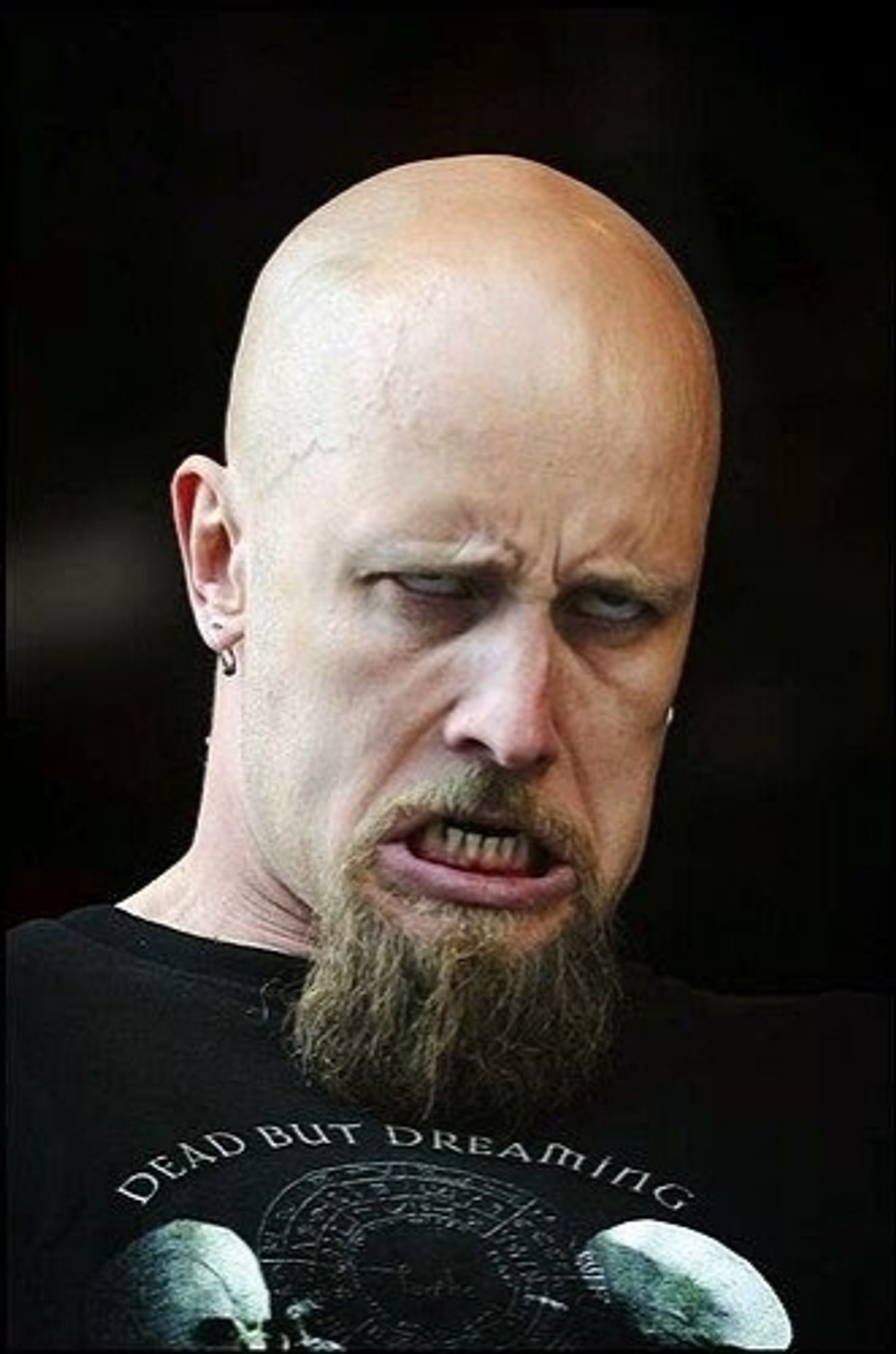 Devin Townsend mit dem gleichen, seltsamen Blick. Zusammen gekniffene, verdrehte Augen, entblößtem und vorgeschobenem Unterkiefer.